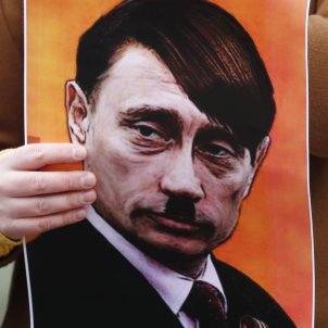 retrato Hitler - Putin ataque Rusia Ucrania - Efe