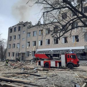 Una fotografía proporcionada por el servicio de prensa del Ministerio del Interior de Ucrania muestra las secuelas de una explosión en las instalaciones de un edificio de una unidad militar en Kiev - Efe
