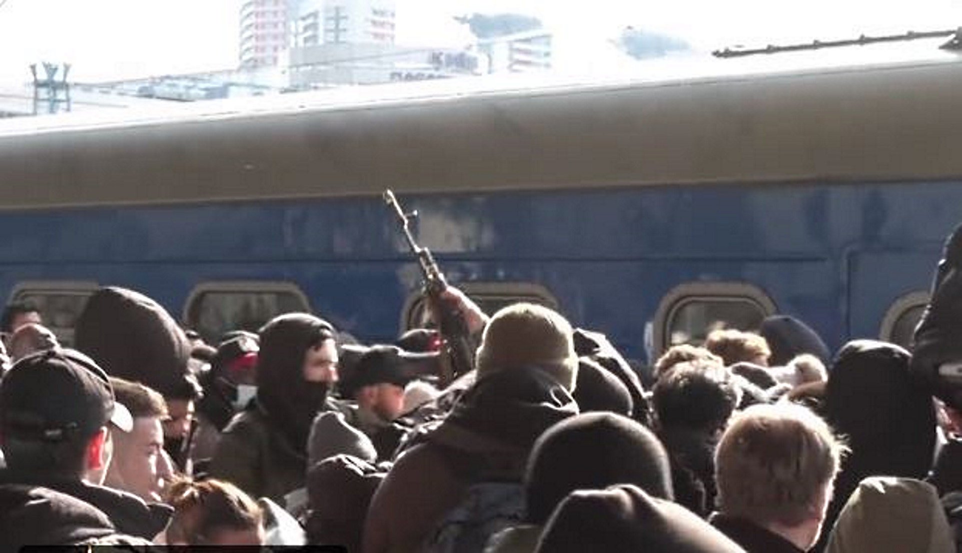 VÍDEO | Trets a l'aire davant l'allau de gent en pànic que vol fugir d'Ucraïna