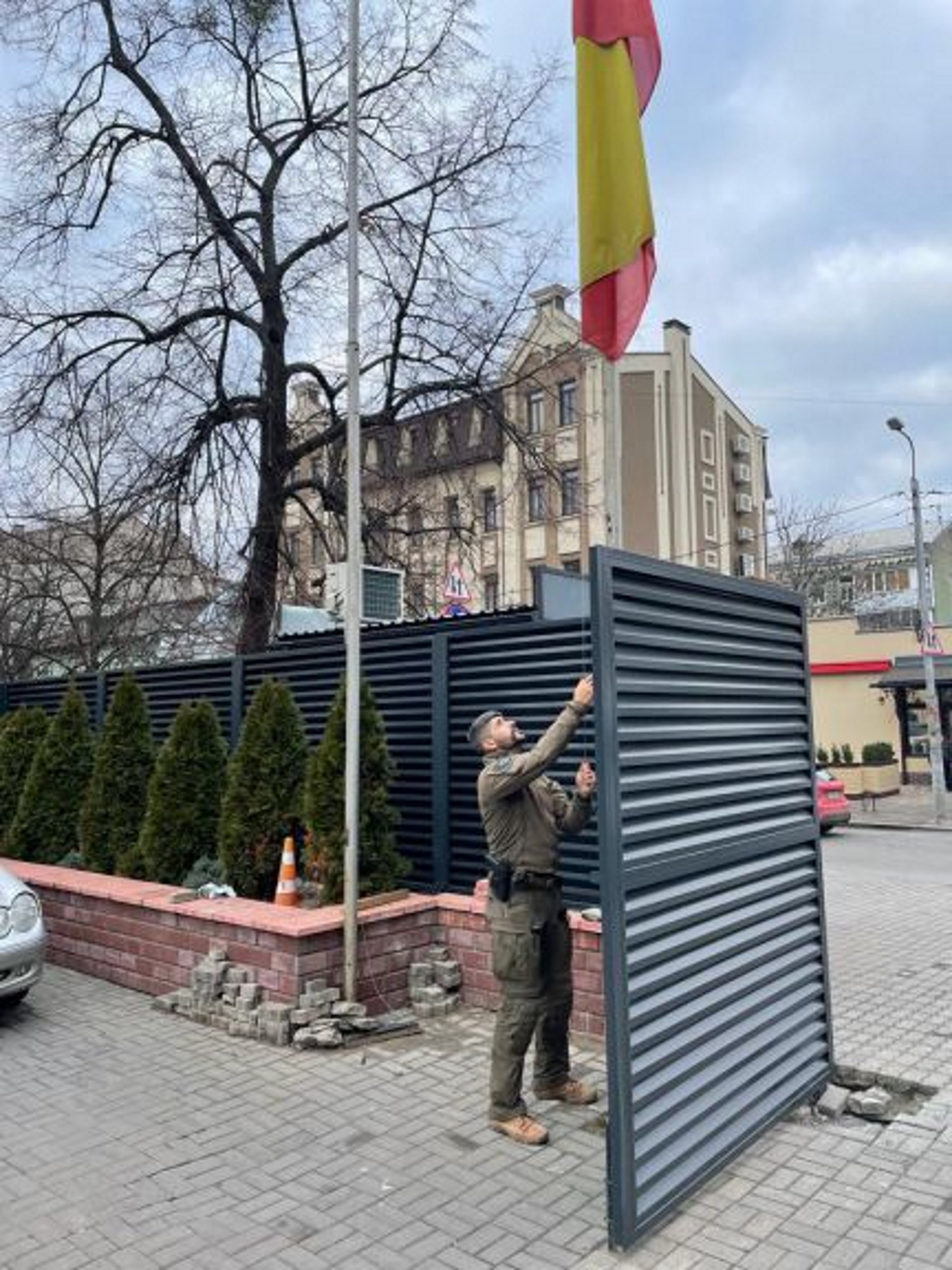 arría bandera española ucraiana kiev. ambajada