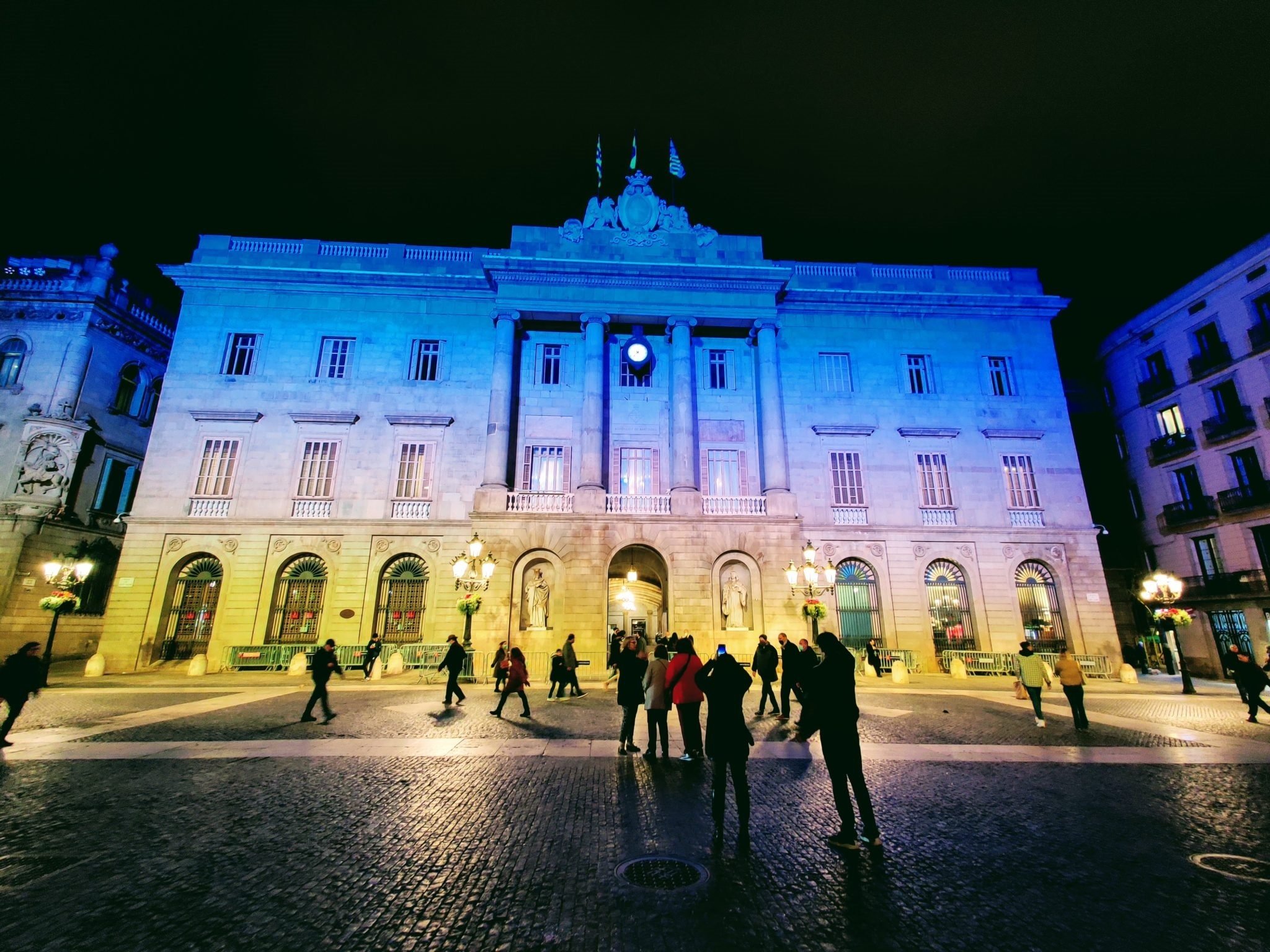 EuropaPress fachada ayuntamiento barcelona iluminada azul amarillo bandera ucrania