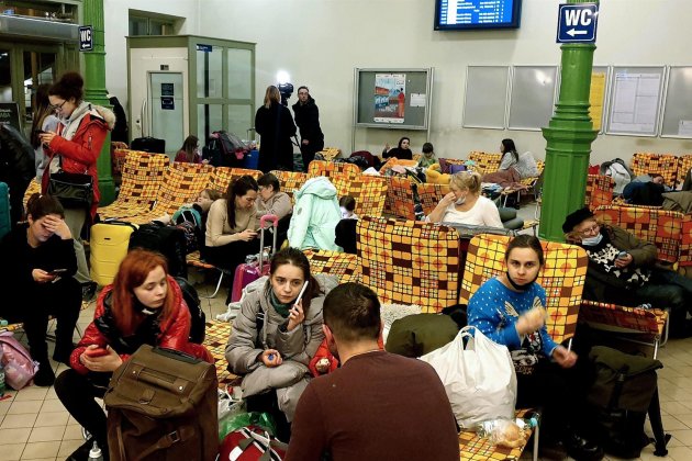 Refugiados de Ucrania en estación de tren de Polonia   Efe (3)