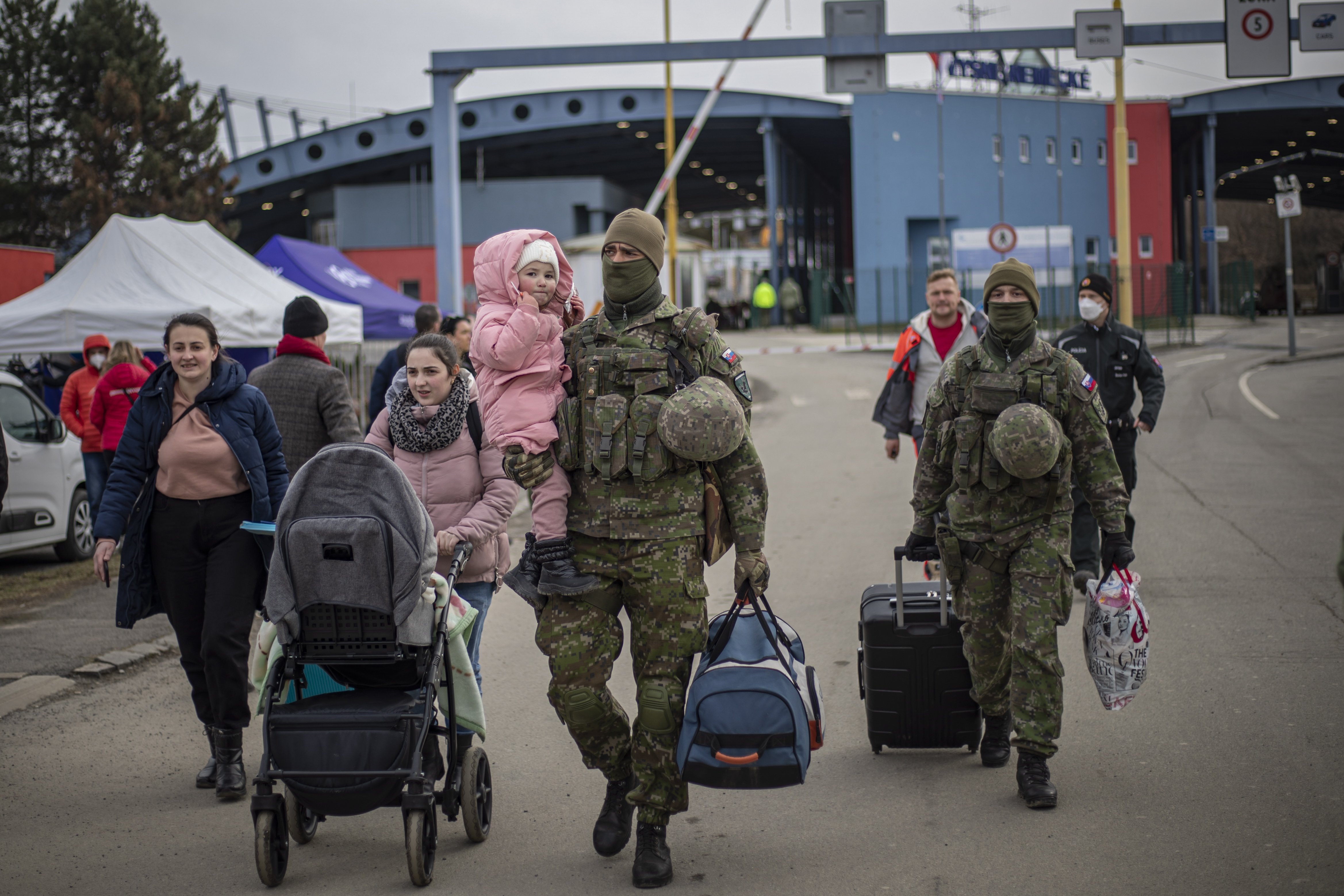 refugiados ucrania militares familia guerra rusia efe