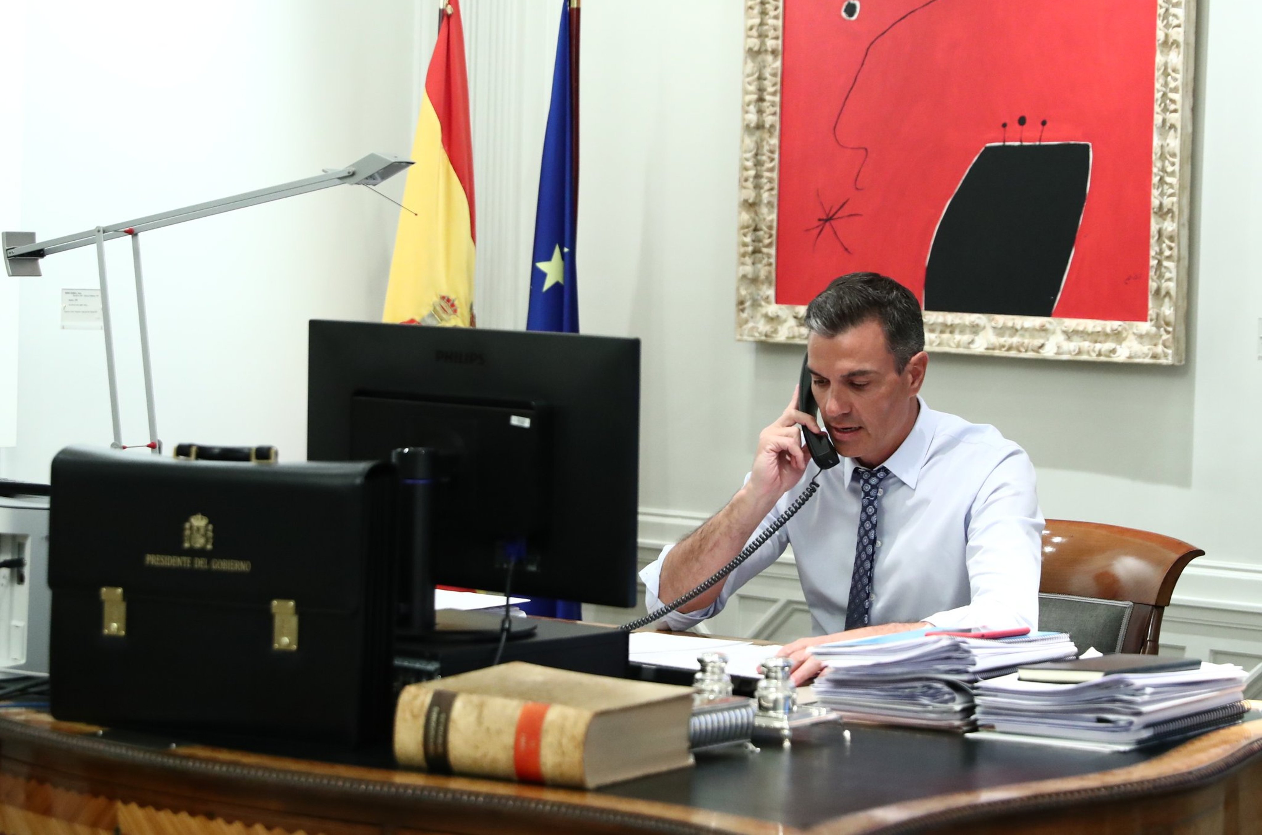 Zelenski agradece a Sánchez el "fuerte apoyo" de España después de enviar armas