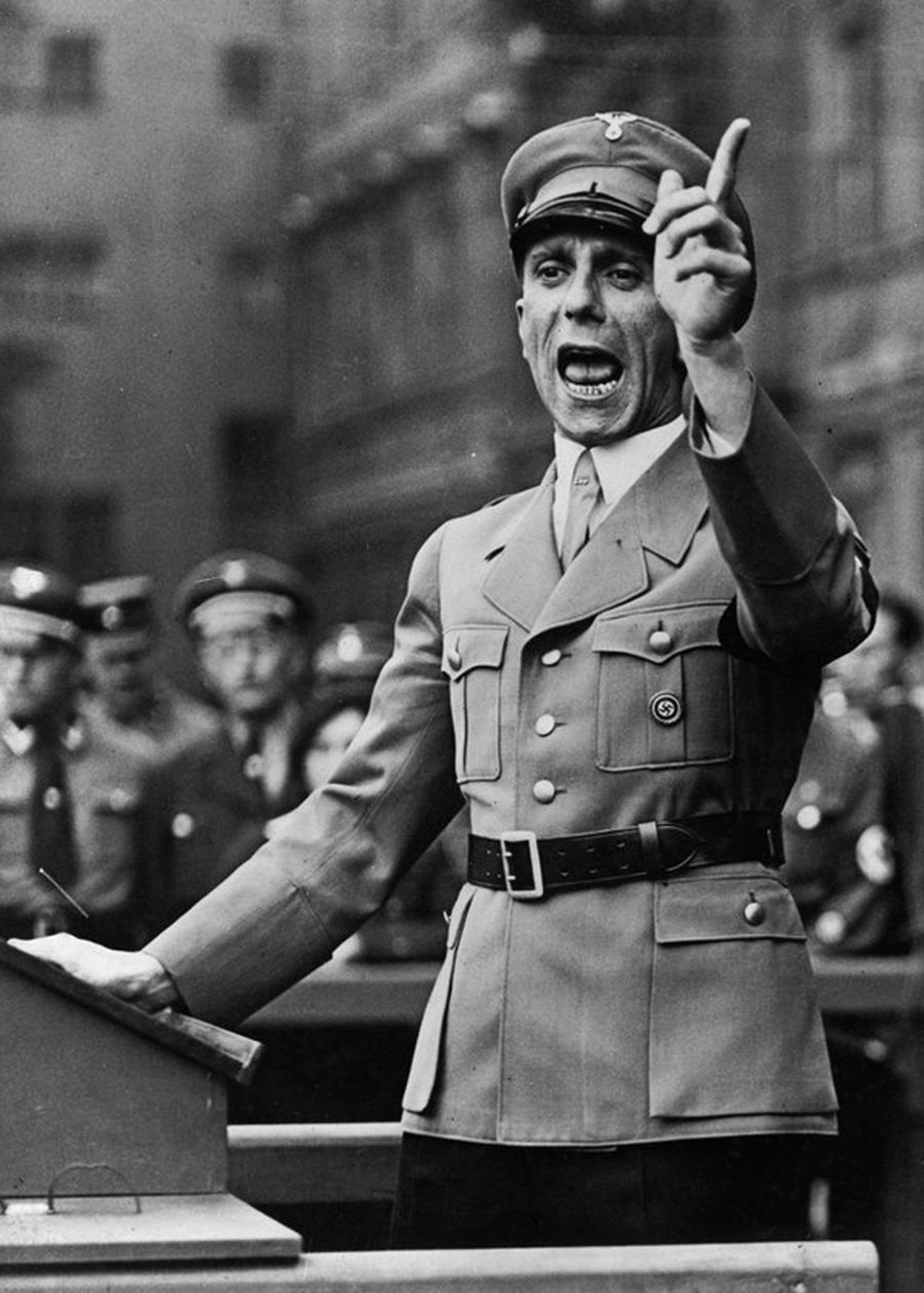 Tres diaris fan el ridícul en portada: És la guerra, estúpids! Tres diaris fan el ridícul en portada: És la guerra, estúpids!