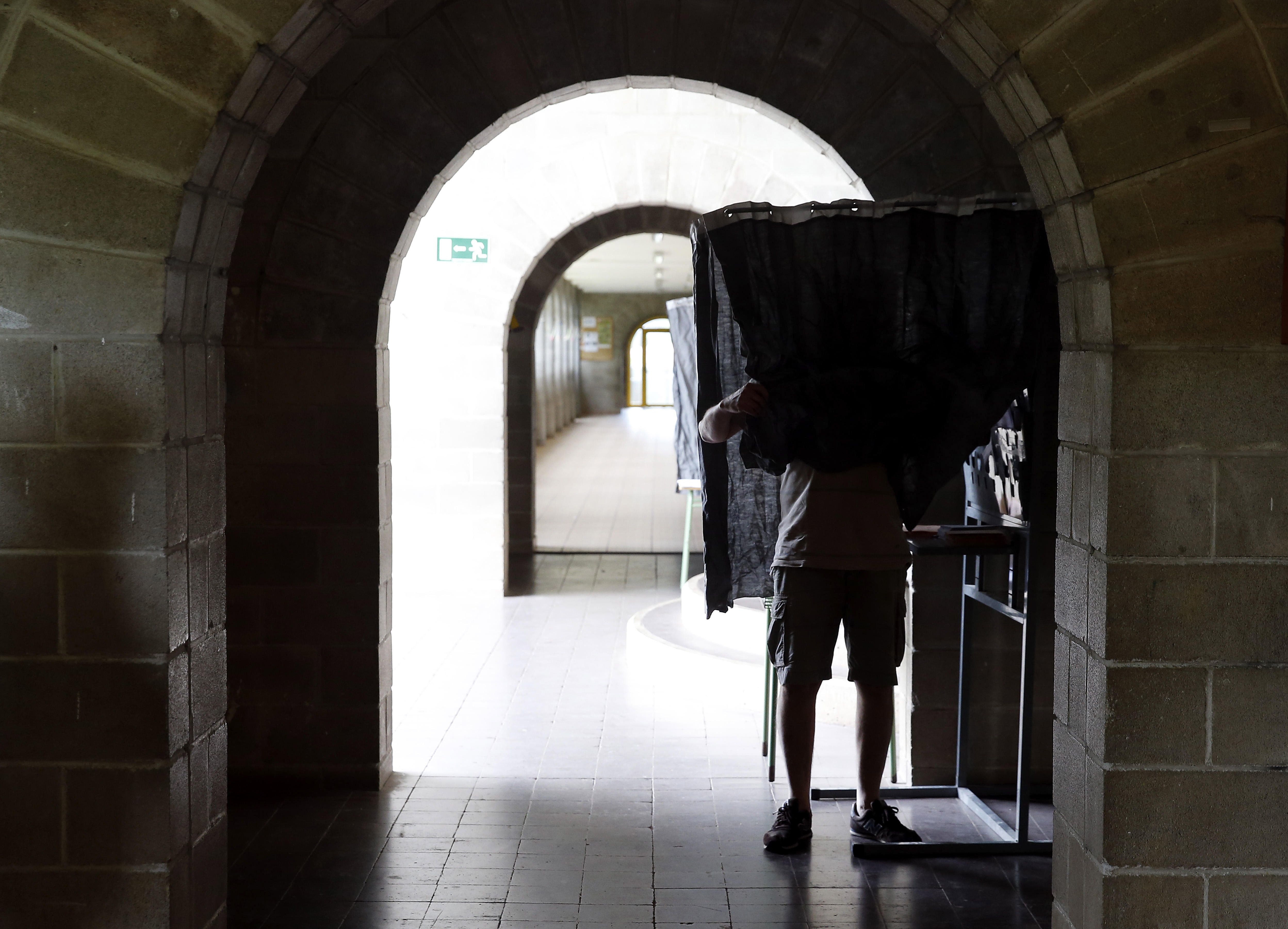 Cau deu punts la participació a Catalunya respecte al 20-D