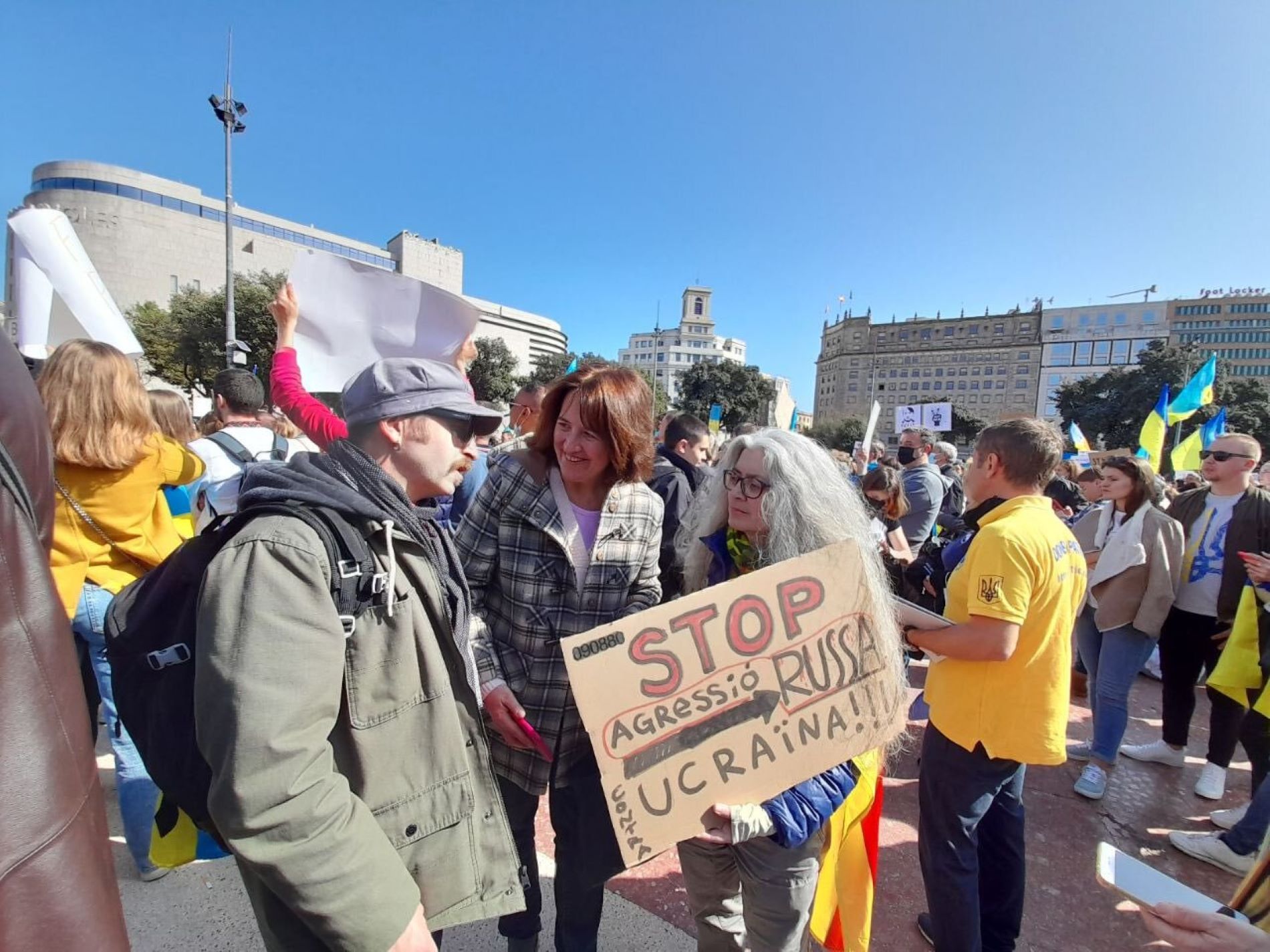 Concentración de ucranianos y bielorrusos en Barcelona contra la invasión rusa