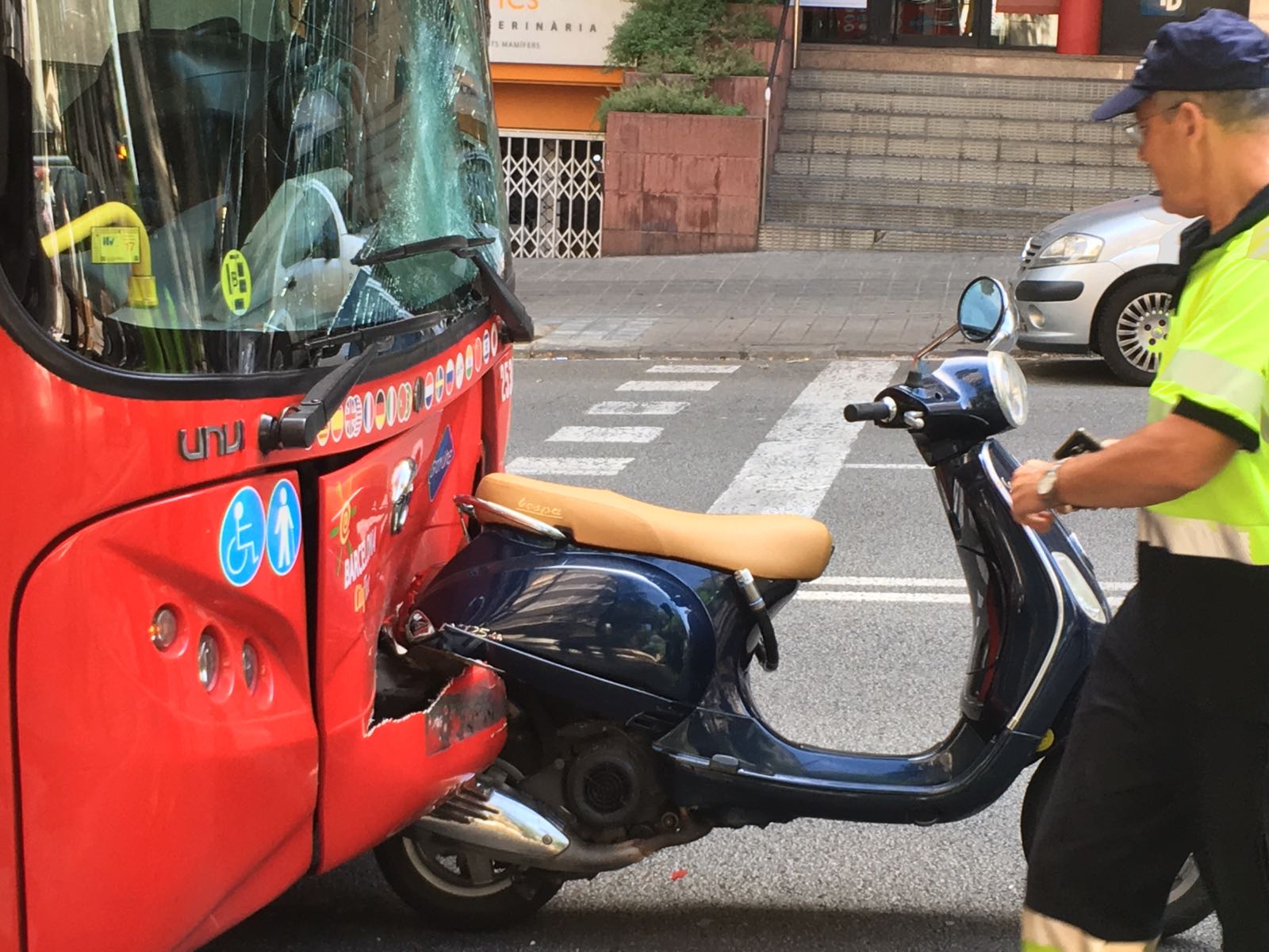 Accidente entre un bus turístico y una moto en Barcelona