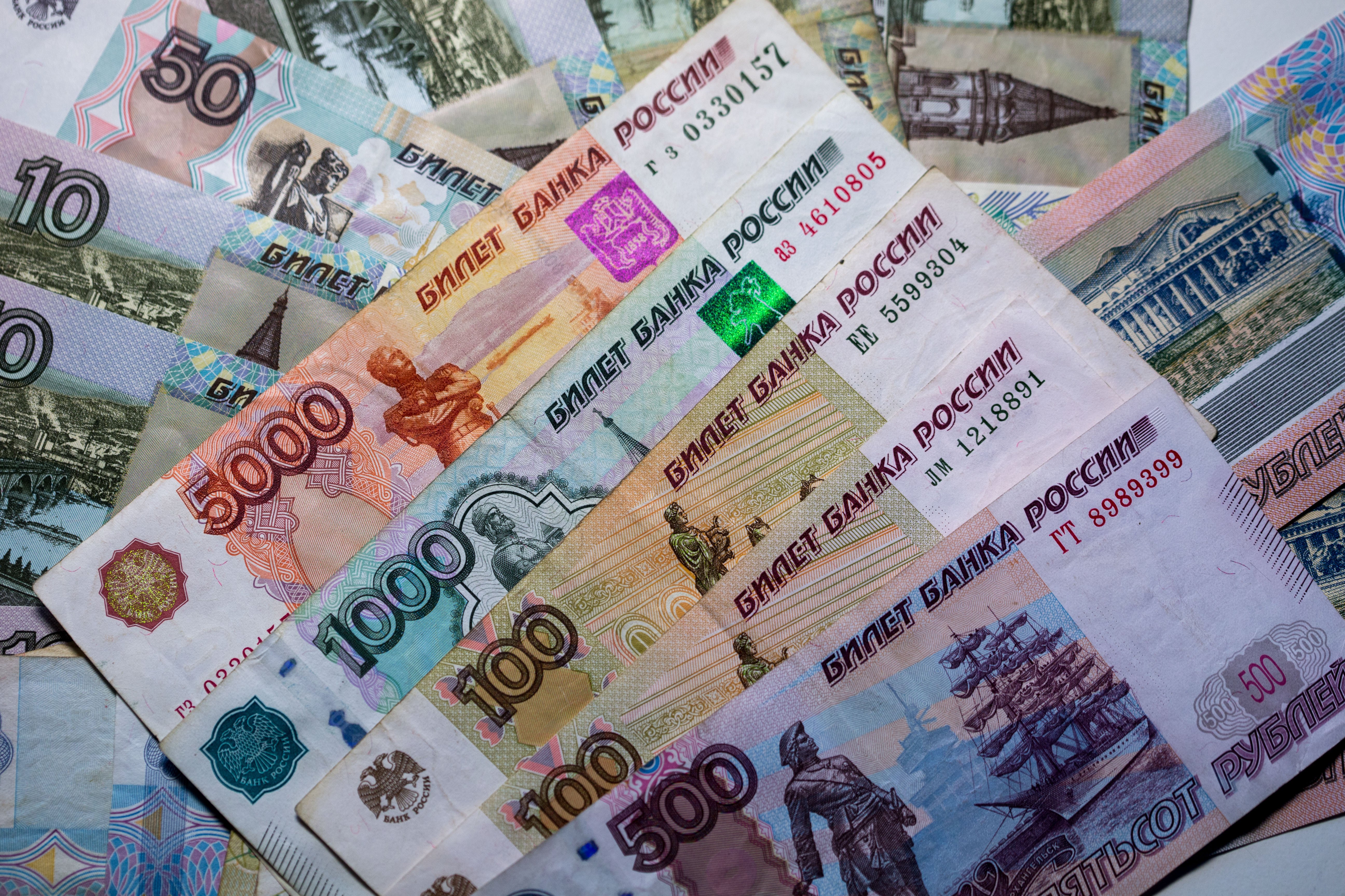 Guerra Rússia-Ucraïna | El ruble s'enfonsa gairebé un 30% per les sancions
