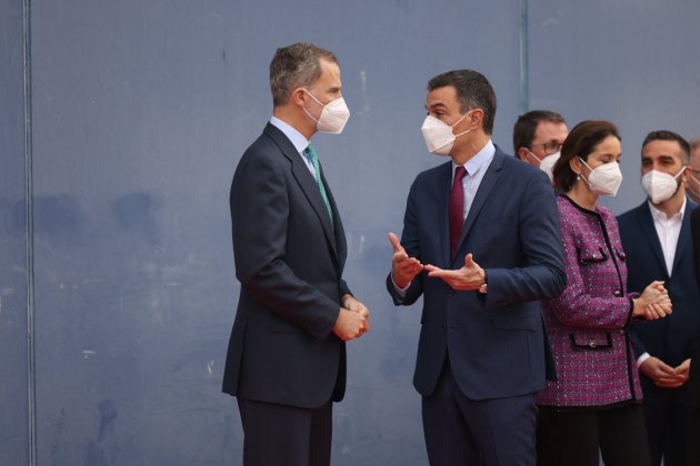 Felipe VI habla cono Pedro Sánchez antas de la inauguació del MWC/ Sergi Alcàzar