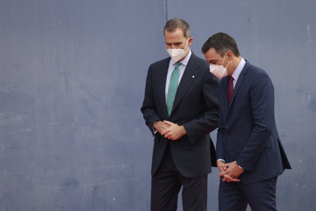 Felipe VI habla cono Pedro Sánchez antas de la inauguació del MWC/ Sergi Alcàzar
