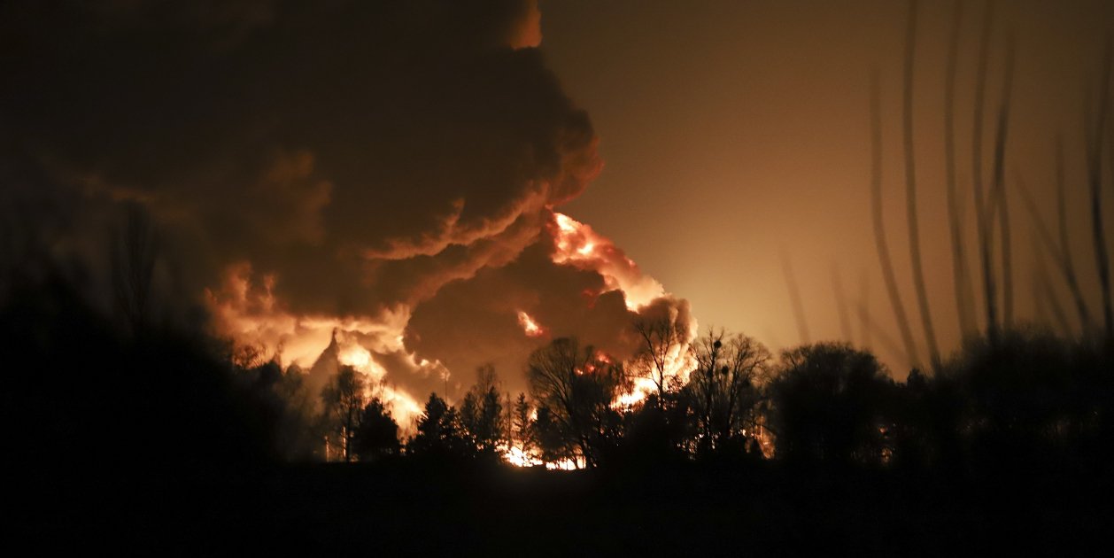 Un gran incendio en un depósito de almacenamiento de petróleo después de un ataque con misiles rusos, en Vasylkiv, cerca de Kiev guerra Rusia Ucrania   Efe