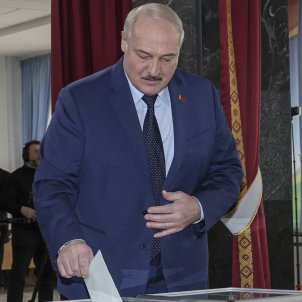 lukashenko votando referendum efe