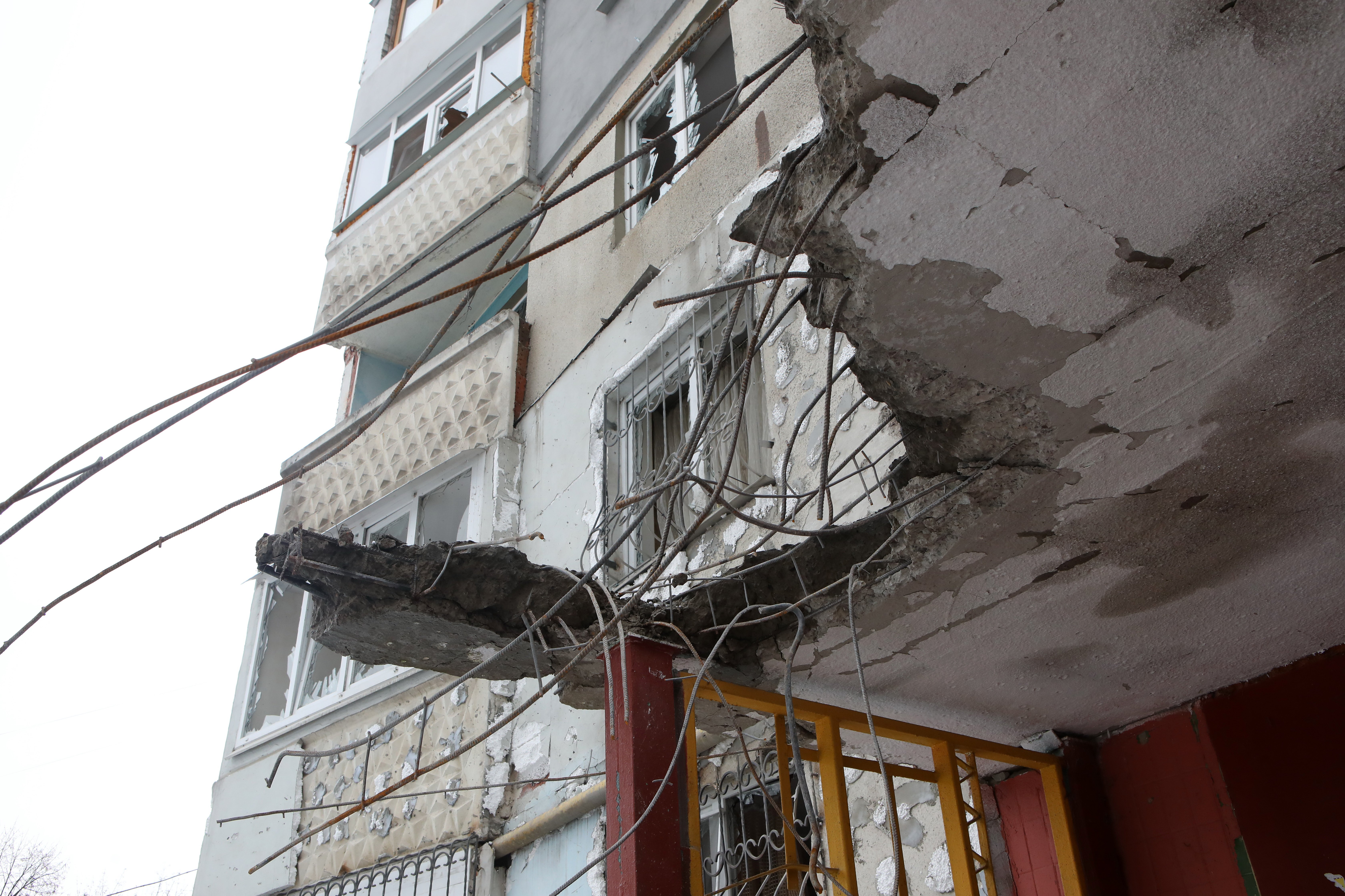 Ucrania reporta decenas de muertos en un bombardeo contra civiles en la segunda ciudad del país