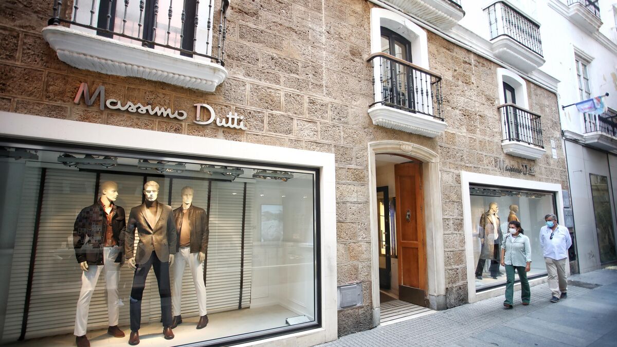 Massimo Dutti converteix un vestit negre totalment calat en l'imprescindible més trencador per a l'estiu