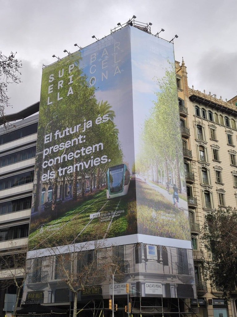 Una lona gigante ya avisa de que llega el tranvía por la Diagonal