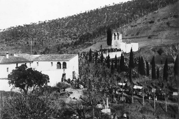 Ermita de Sant Medir i una masia propera amb gent Cèsar August Torras i Ferreri 