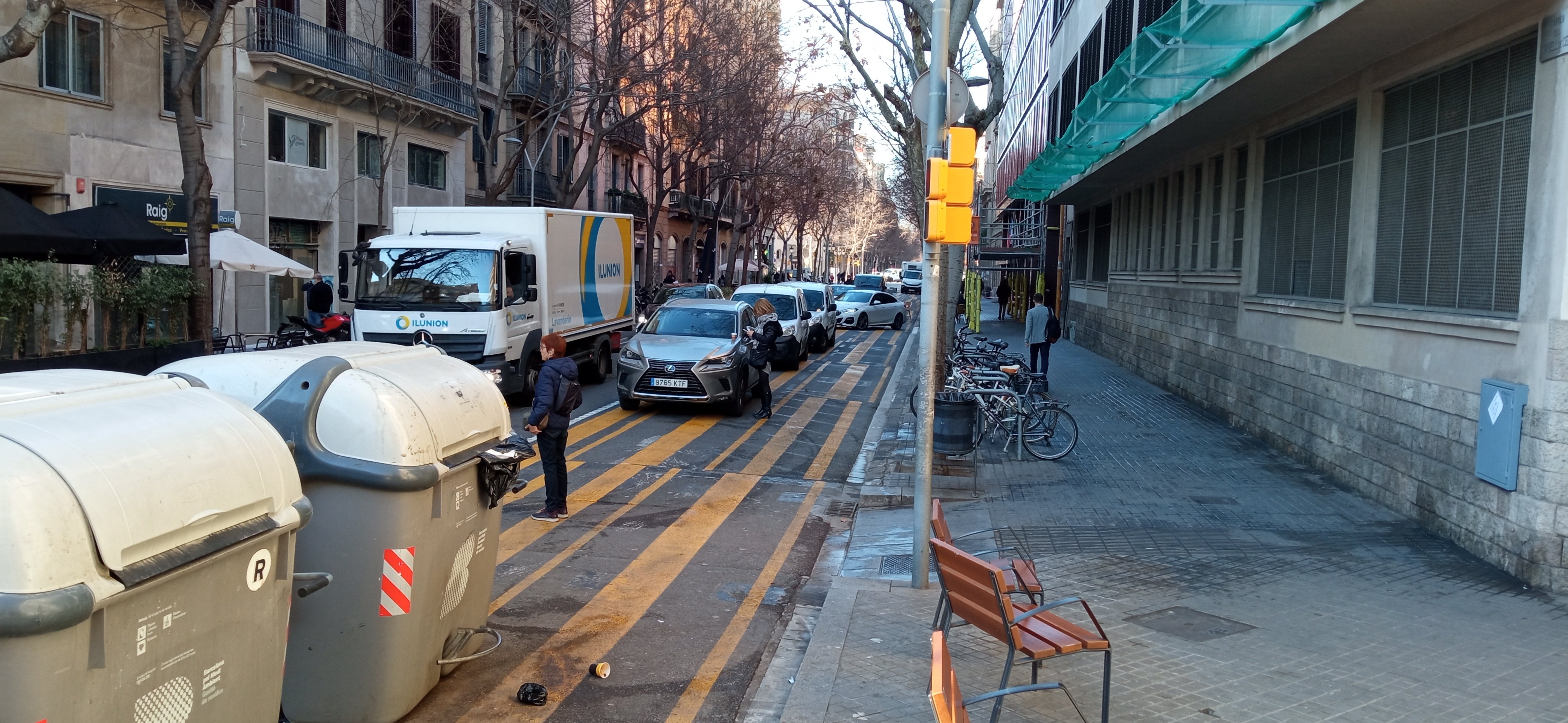 El carril táctico de Consell de Cent sirve para todo, menos para los peatones