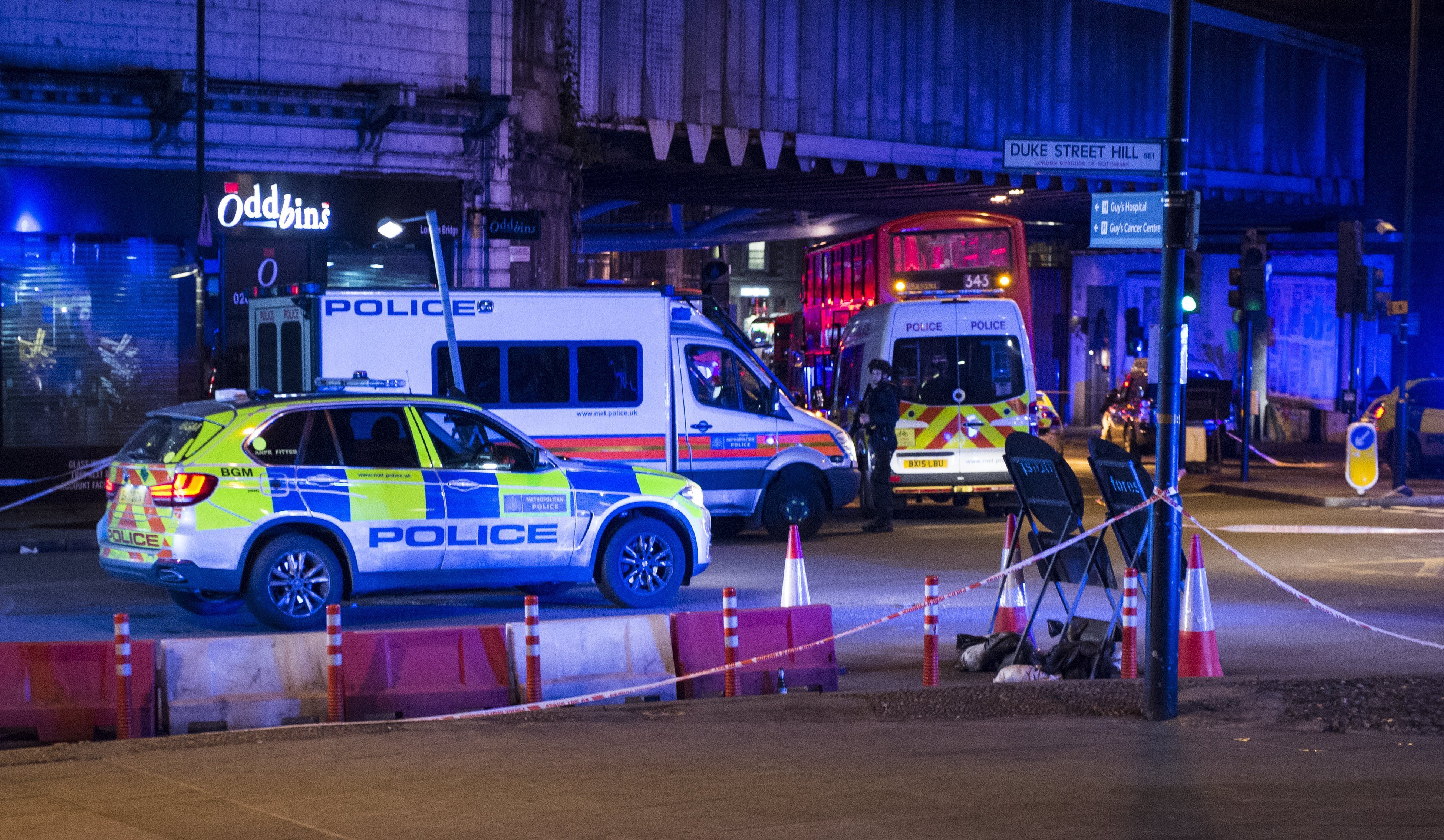 Set morts, a més de tres terroristes abatuts, en un atac terrorista a Londres