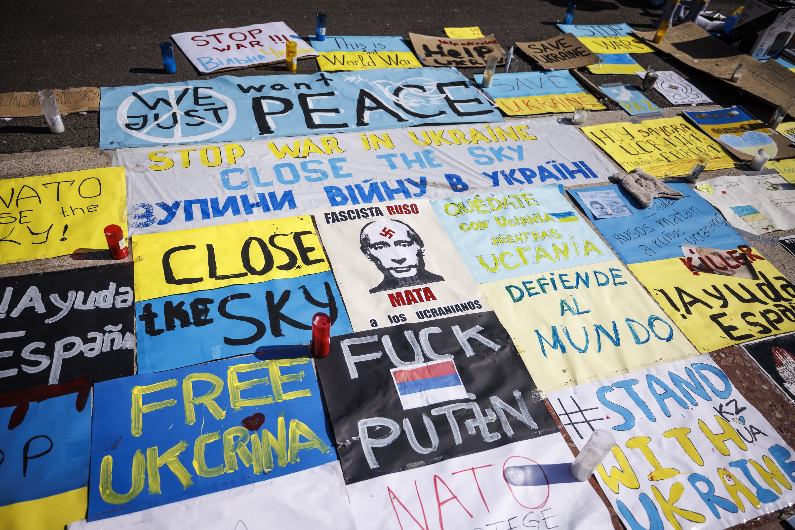 Carteles Putin apoyo Ucrania Huelga de hambre Ucranianos Guerra Plaza Catalunya - Sergi Alcàzar