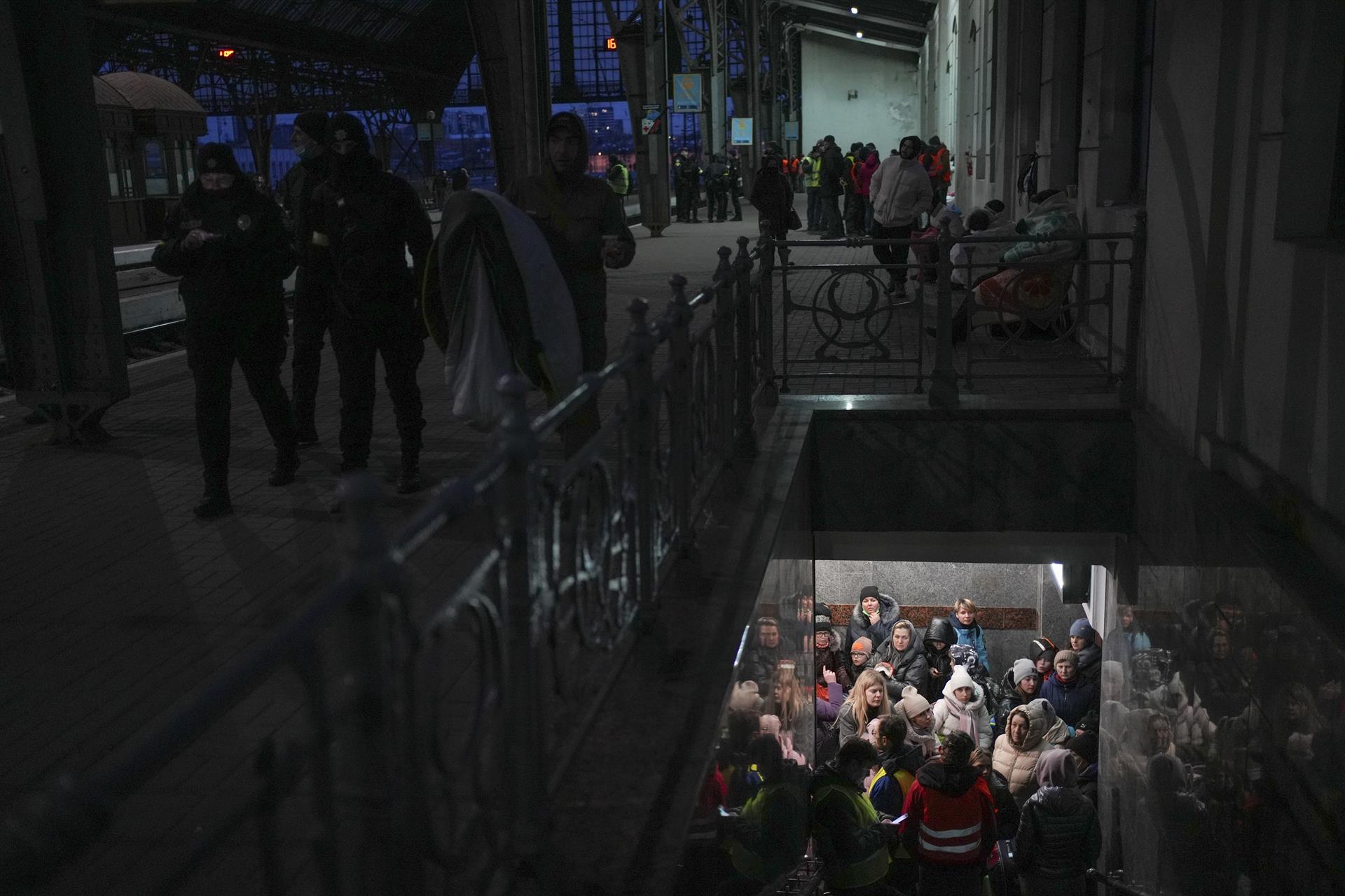 Personas de Ucrania esperan en la estación de tren de Lviv   Efe