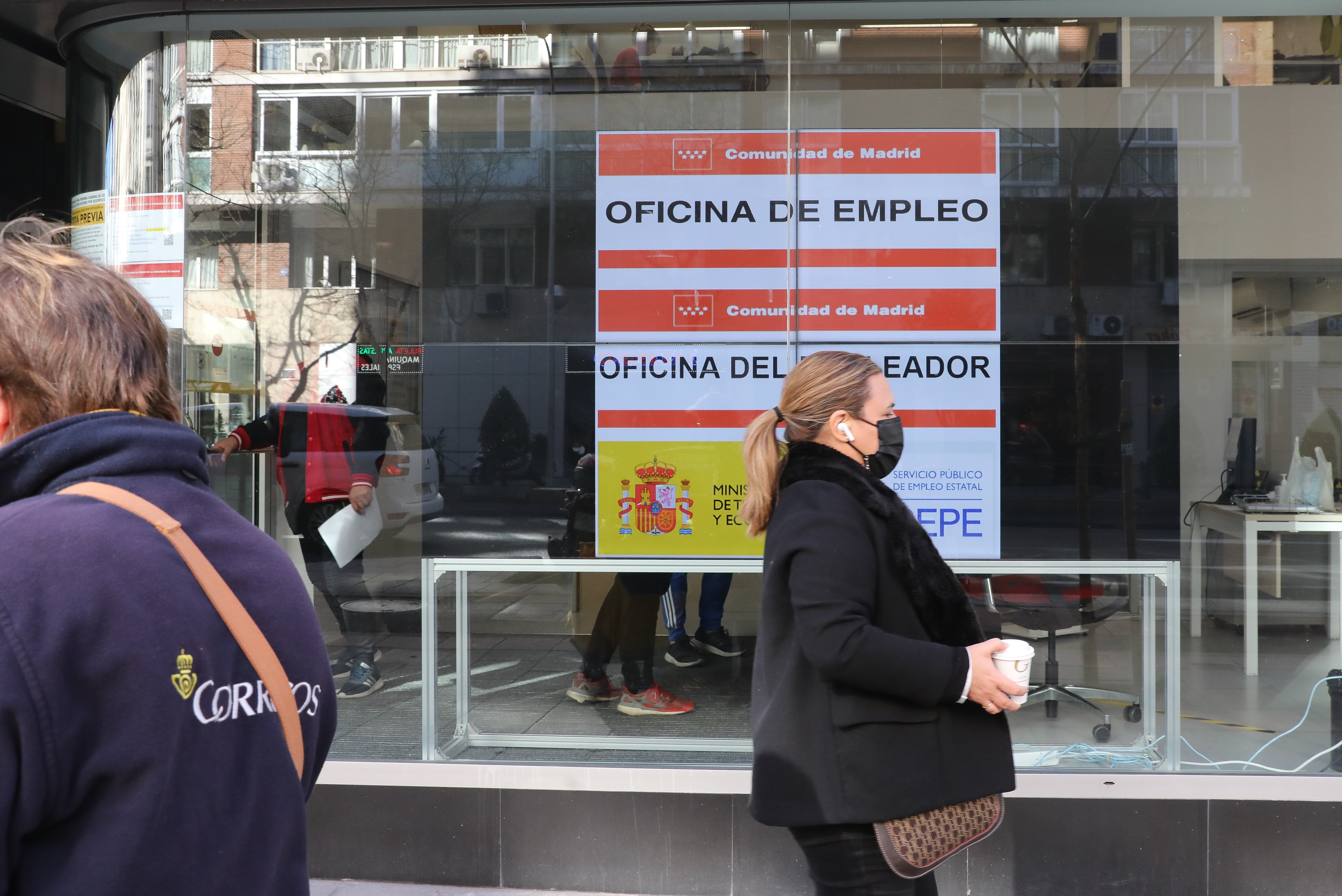 El mercat laboral perd 100.200 ocupats i l'atur augmenta en 70.900 persones