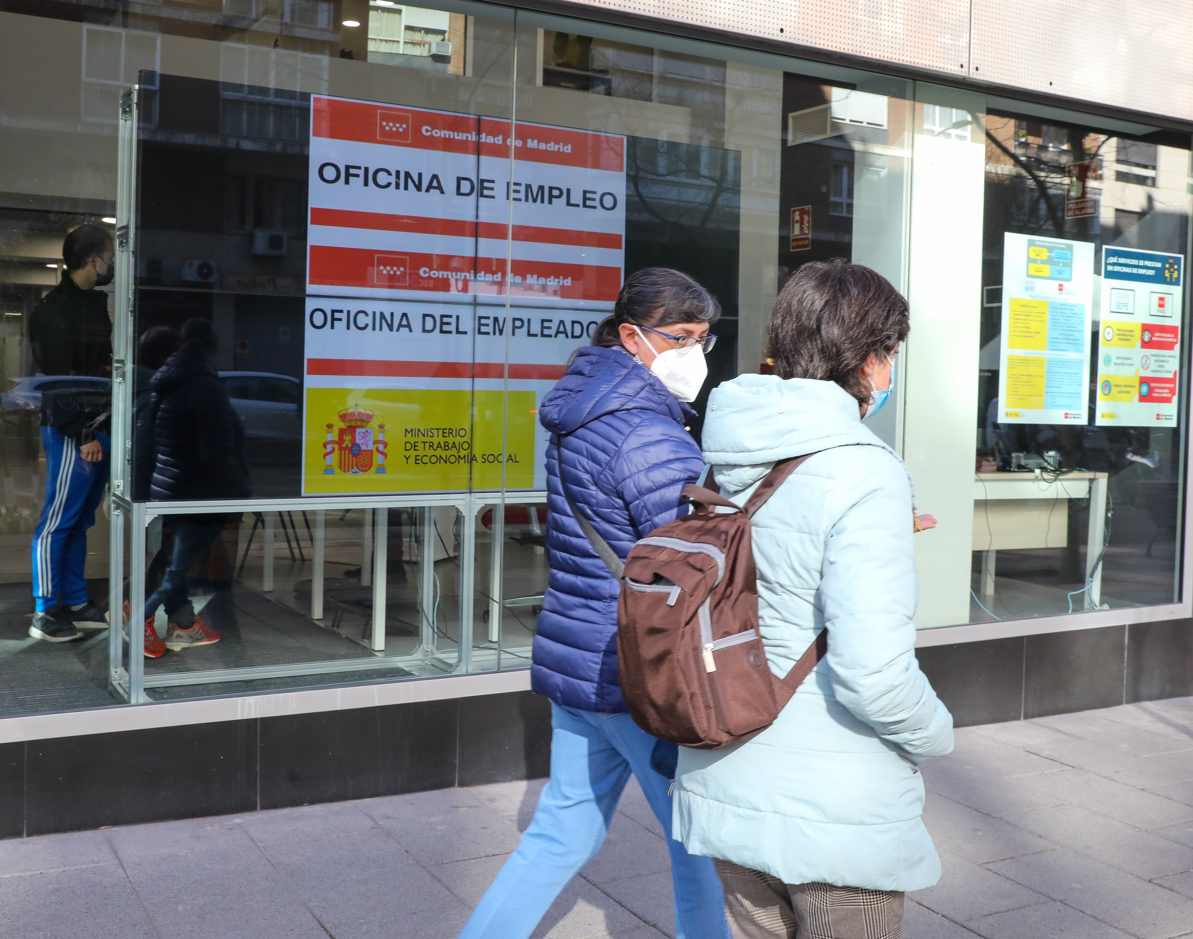 El descens de l'atur es desaccelera a Espanya, amb rècord de contractes fixos