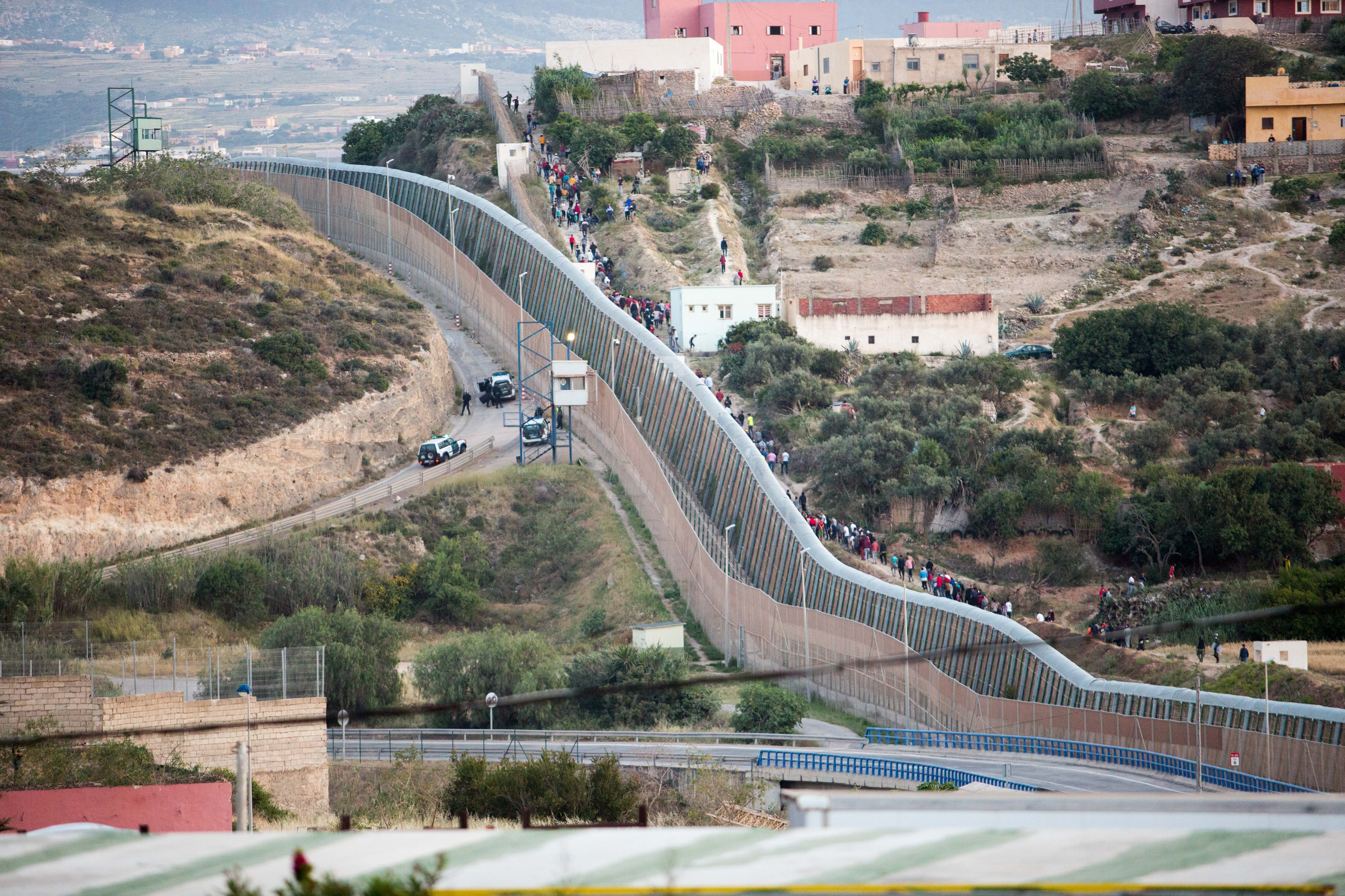Dos mil inmigrantes intentan entrar en Melilla en el salto más numeroso en años