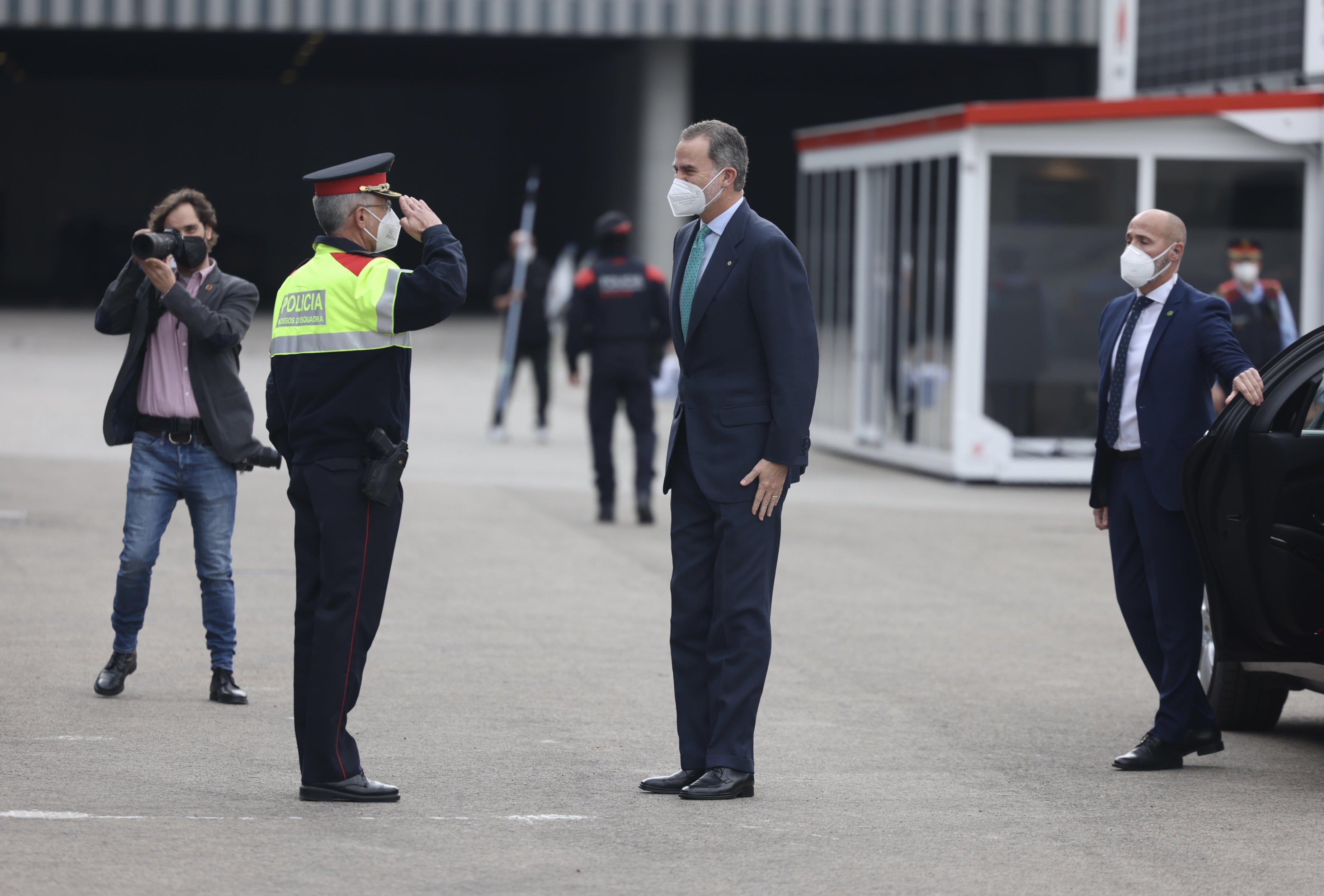 El comissari en cap dels Mossos, Josep Maria Estela, evita Felip VI durant el Mobile