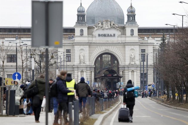 Refugiados llegan a estación de tren de Lviv   Efe