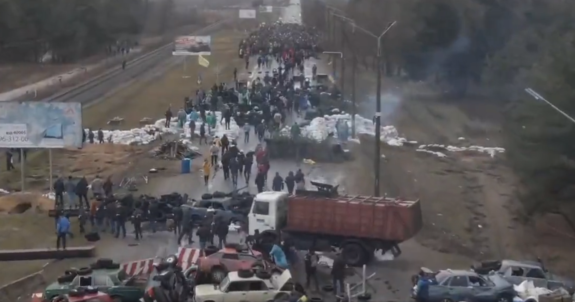 VÍDEO | Así bloquea la población civil ucraniana el paso al ejército ruso