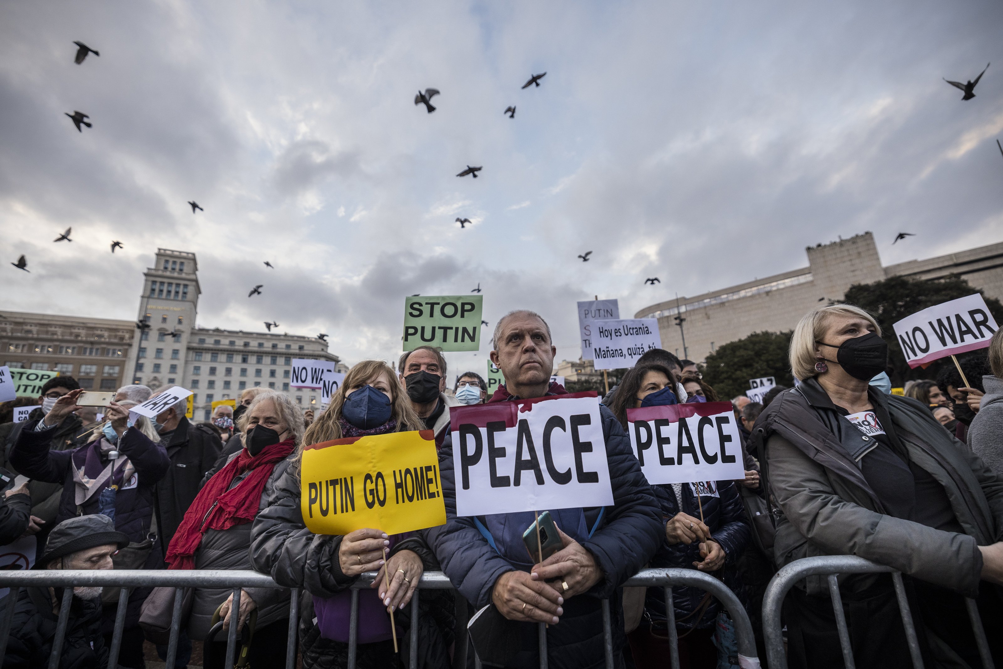 Barcelona clama contra la guerra en Ucrania: "La paz es el camino"