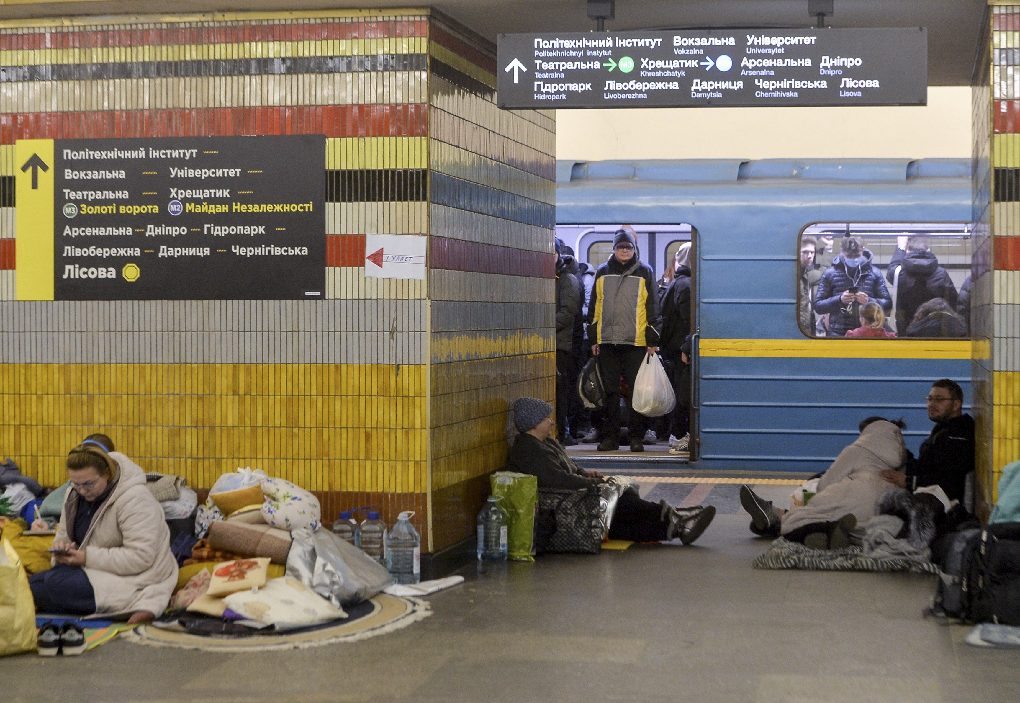 Así pasan la noche los ucranianos que se protegen en el metro