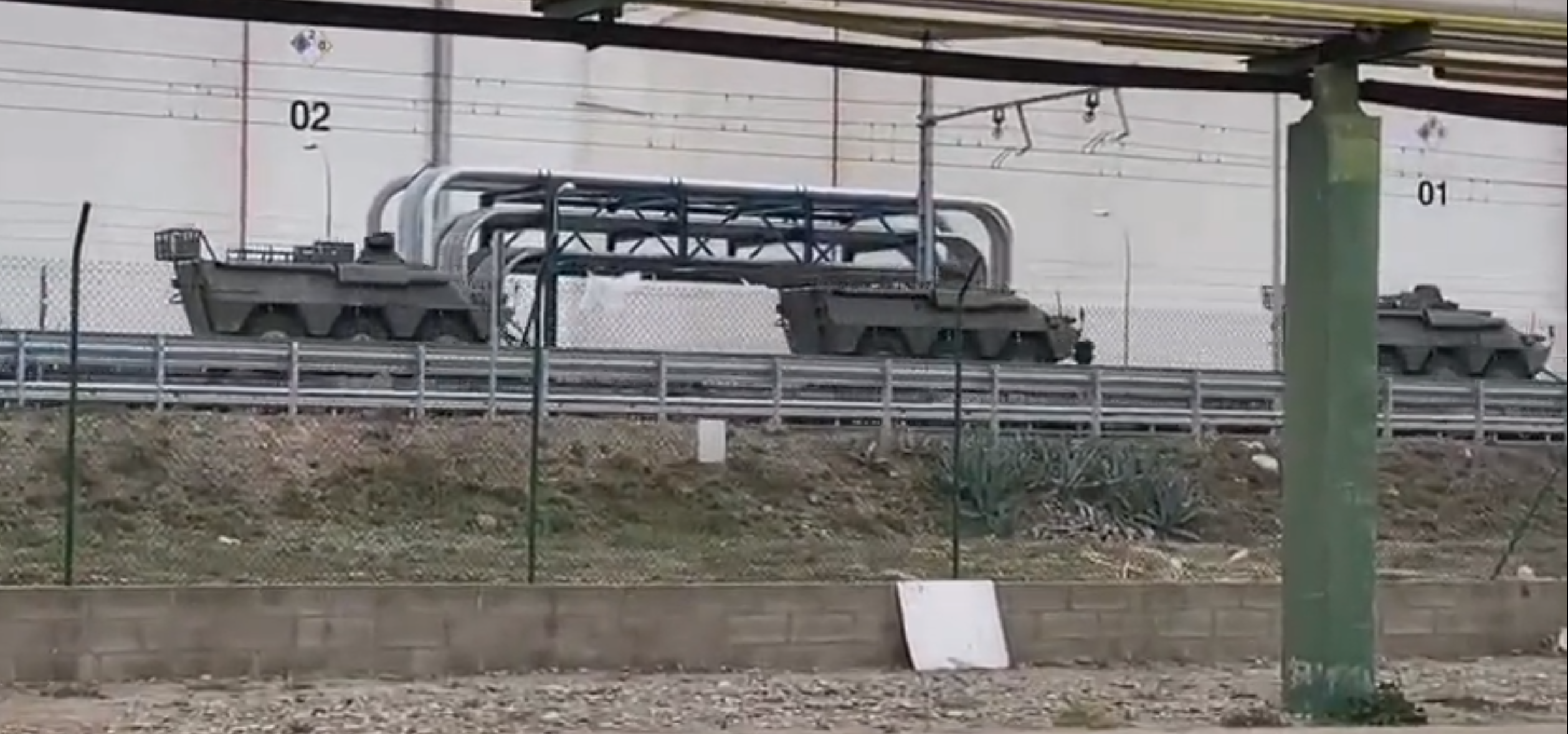 Per què es veuen tants tancs viatjant en tren per Catalunya?