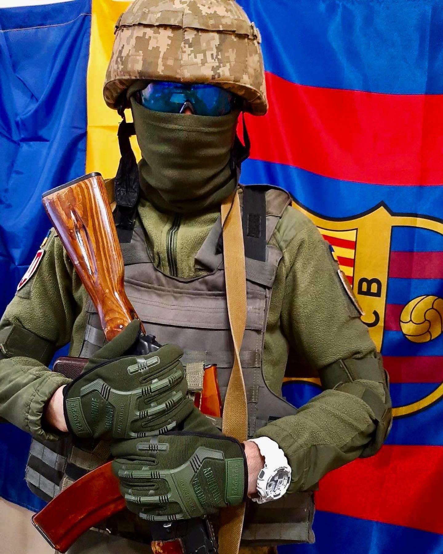 The Barça supporters' club in Kyiv, armed to defend Ukraine against Russian troops