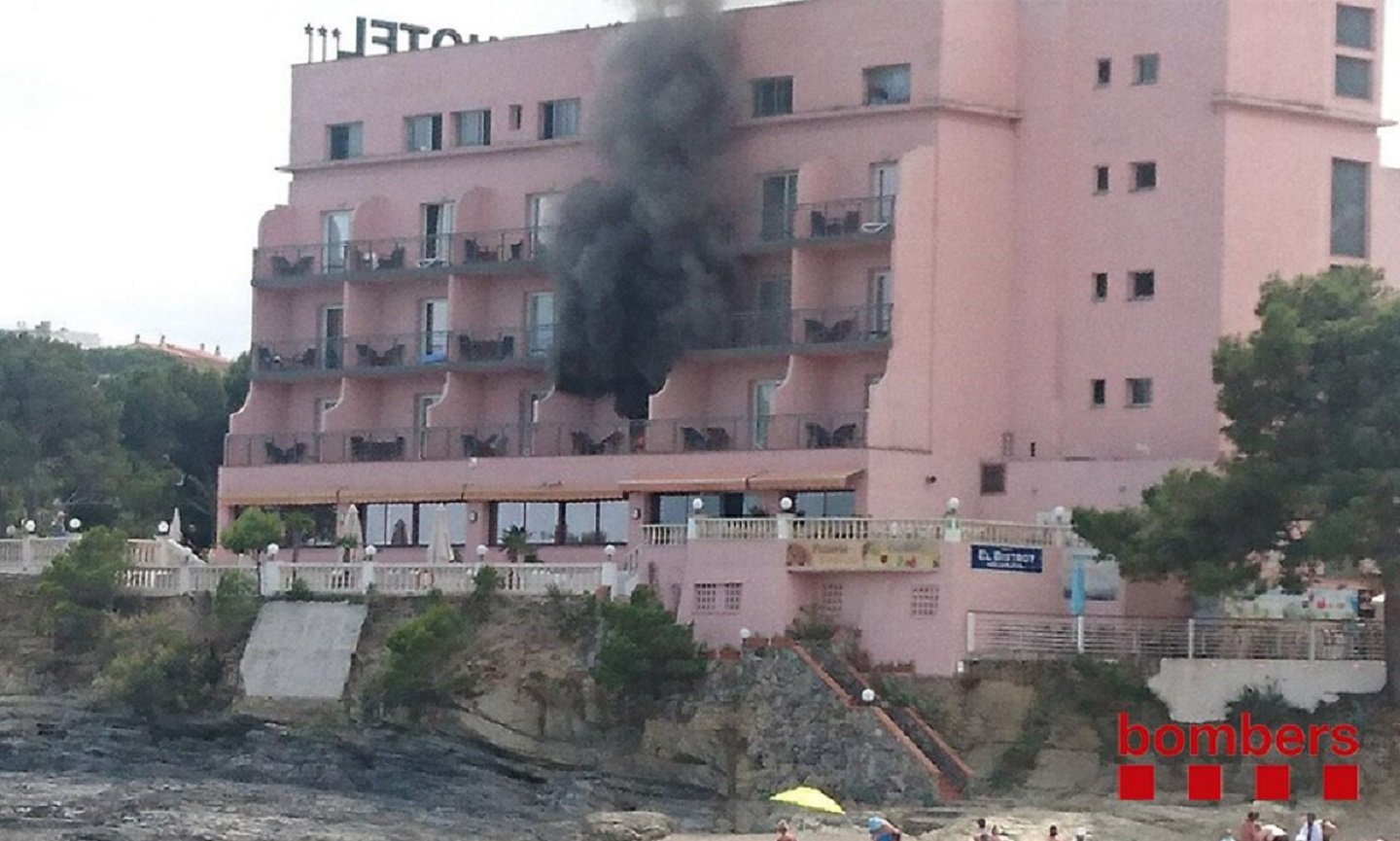 Dos intoxicats lleus en l'incendi d'un hotel a Llançà