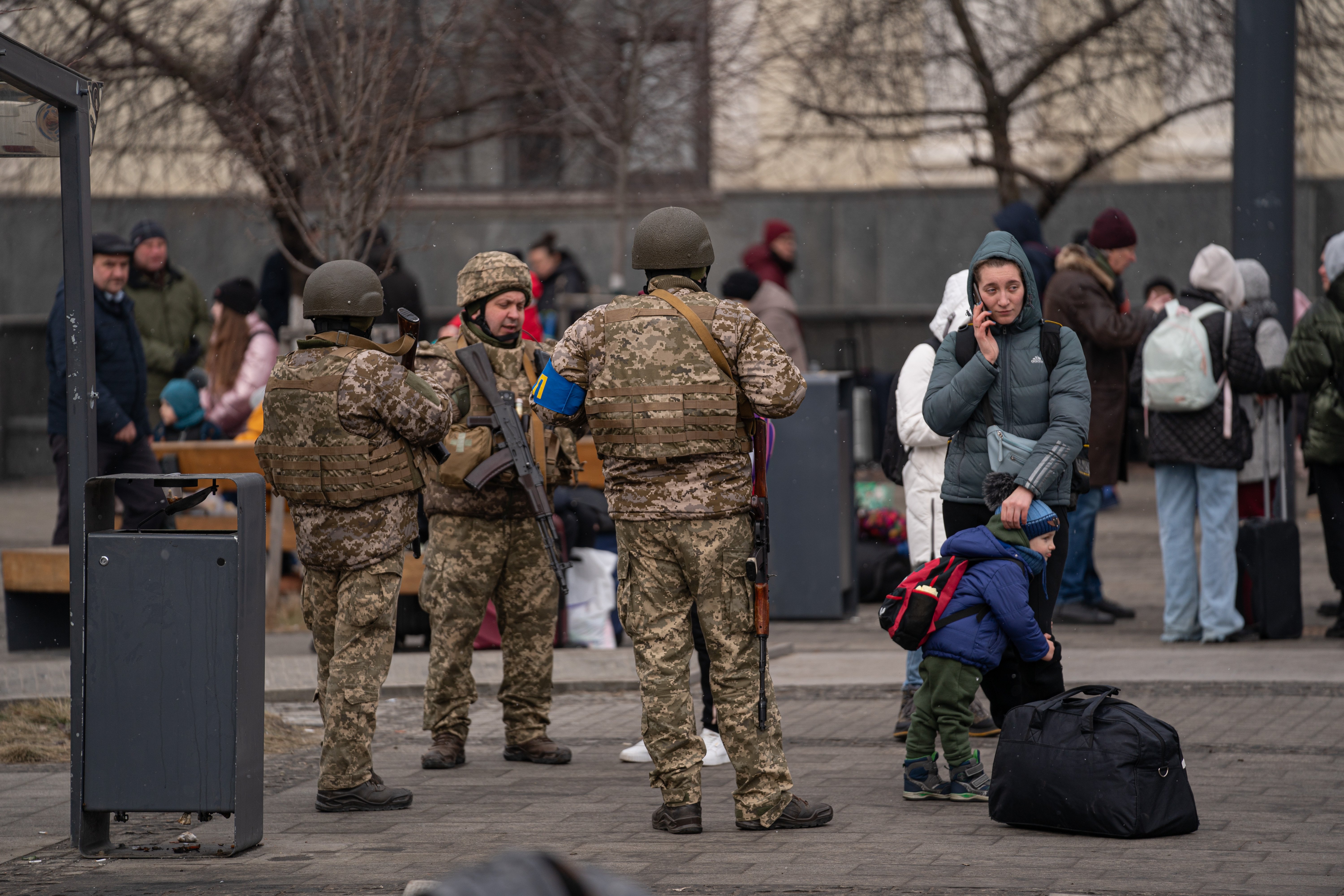 Как живут люди в харькове. Украинские нацисты прикрываются мирными жителями. Украинские военные прикрываются мирными жителями. Украинский националистиы. Украинские националисты военные.