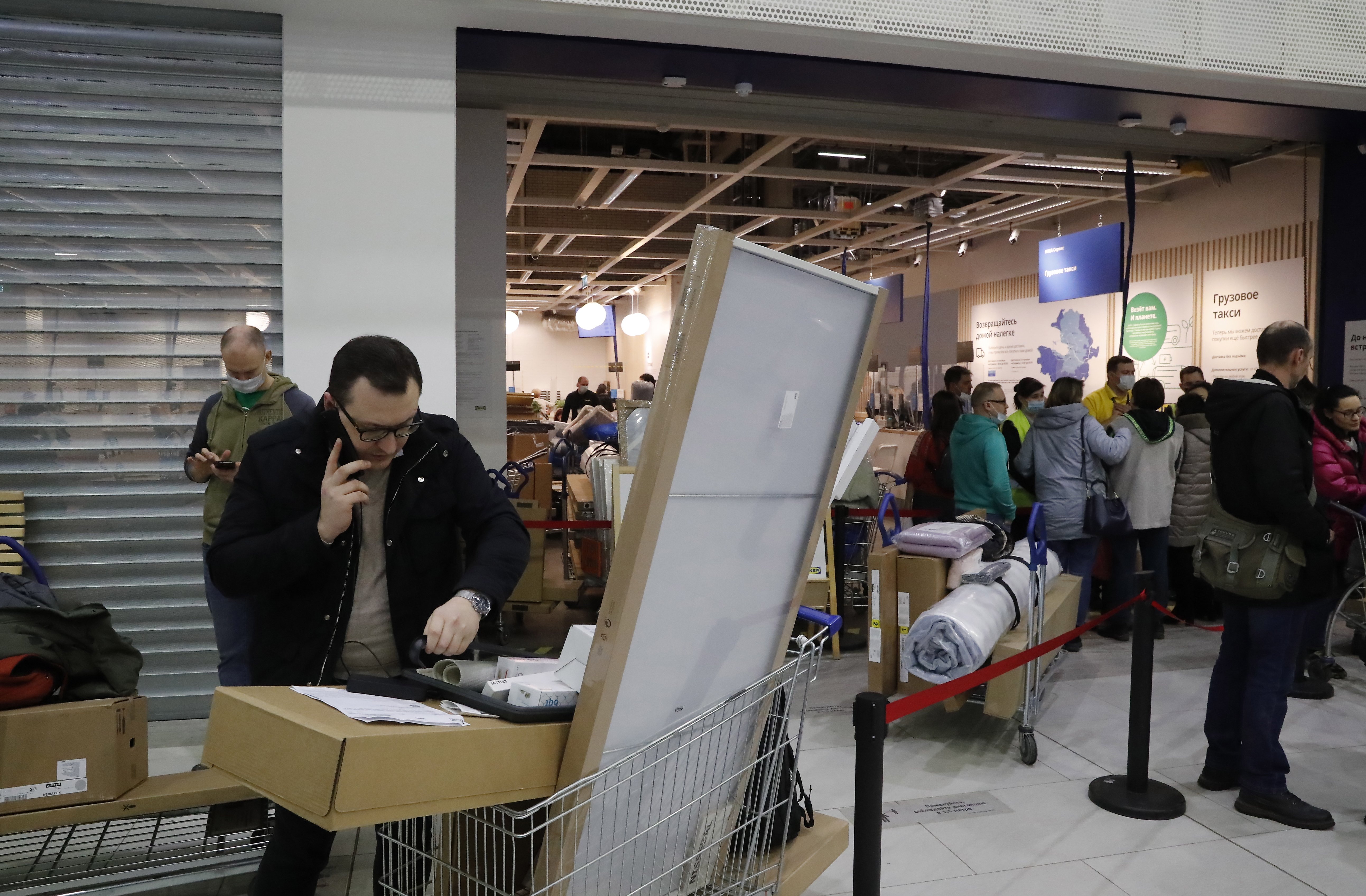largas colas en los ikea de rusia ante su cierre miedo la guerra / efe