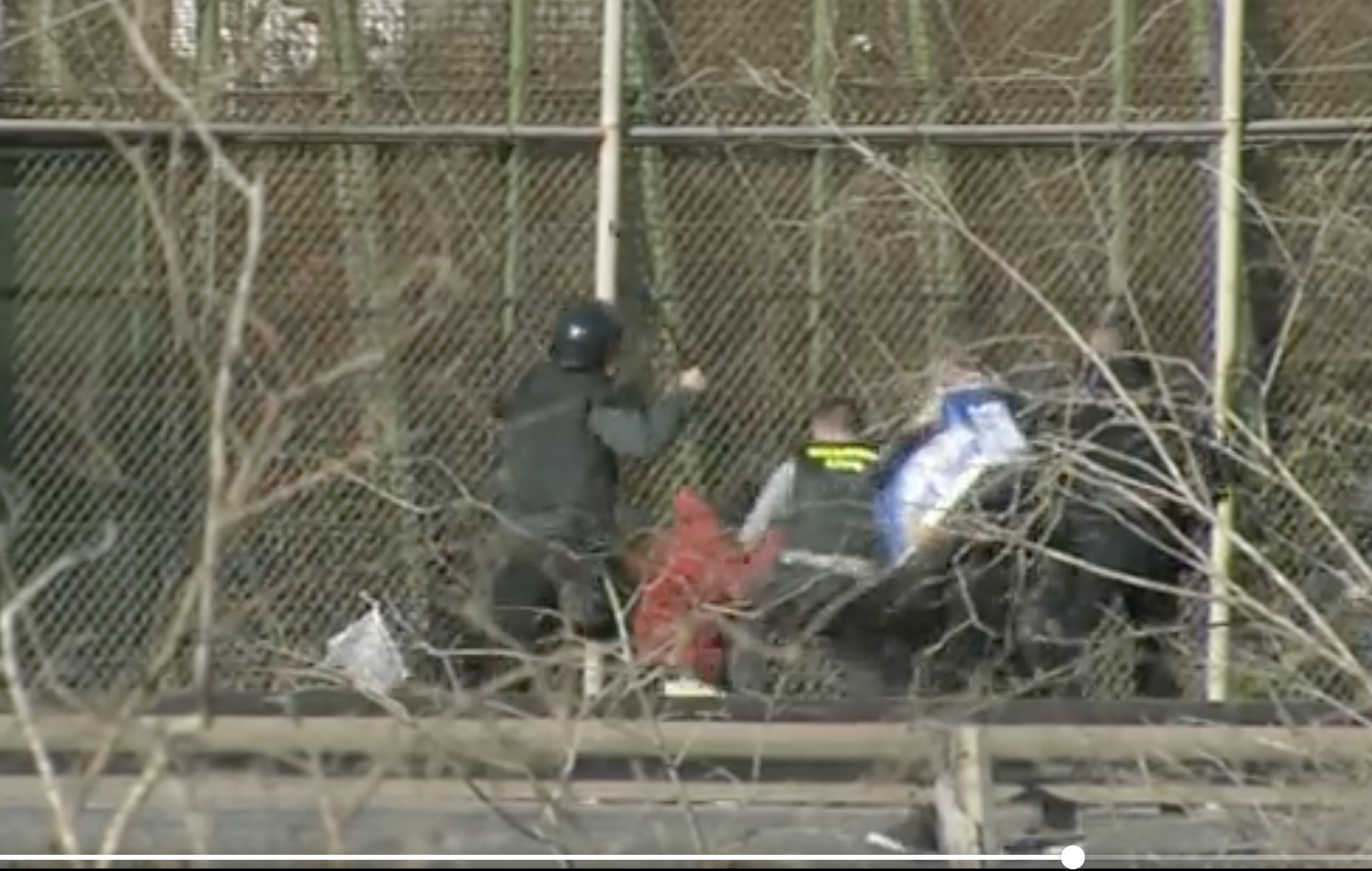 Un vídeo muestra cómo la Guardia Civil se ensaña con un migrante en Melilla