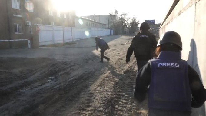 Lluvia de disparos contra unos periodistas en Ucrania: escalofriante vídeo de una emboscada