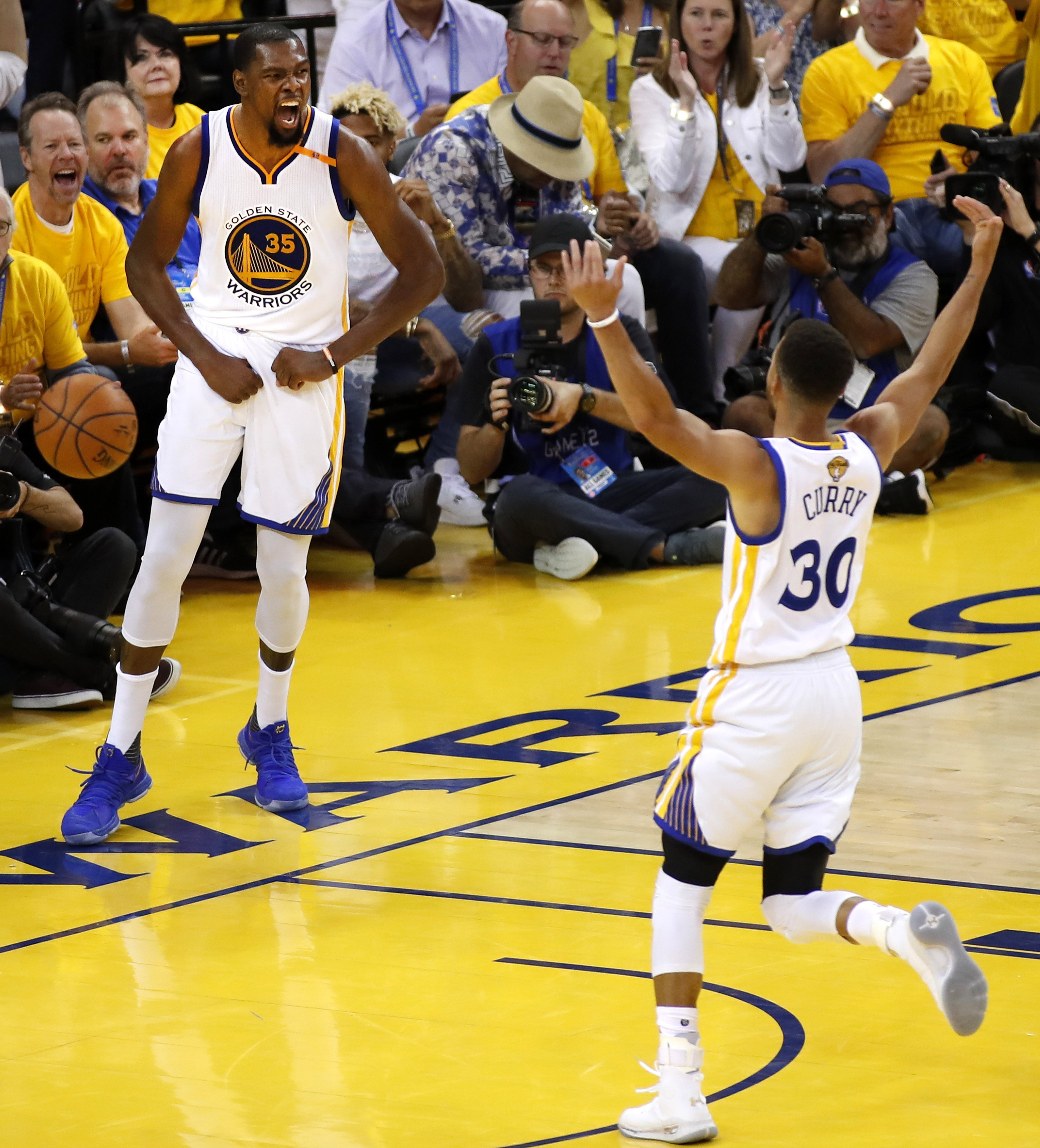 Durant y Curry no dan opción a los Cavaliers (132-113)