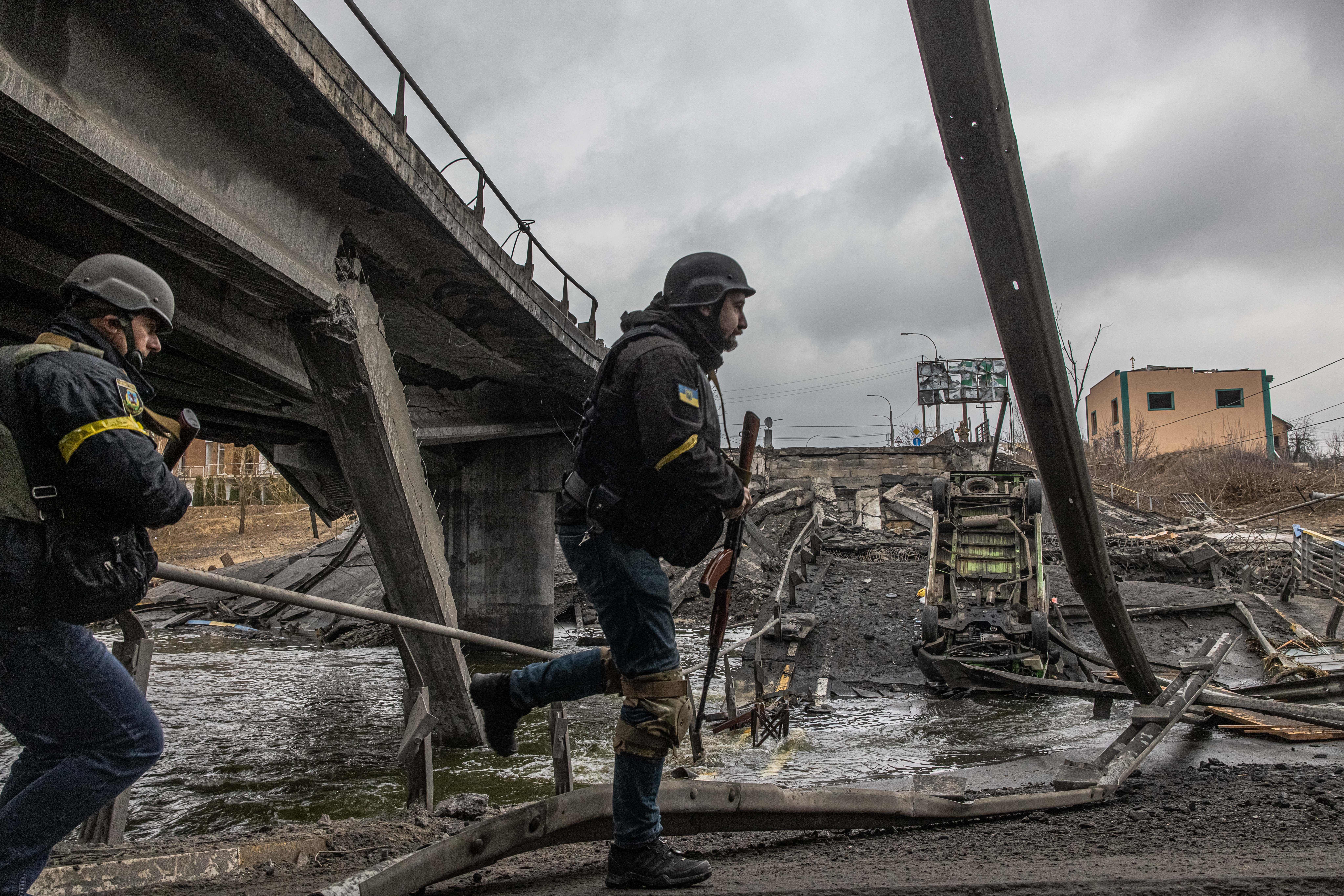 evacuacion militares soldados puente irpin kiev kyiv ucrania guerra invasion rusia - efe