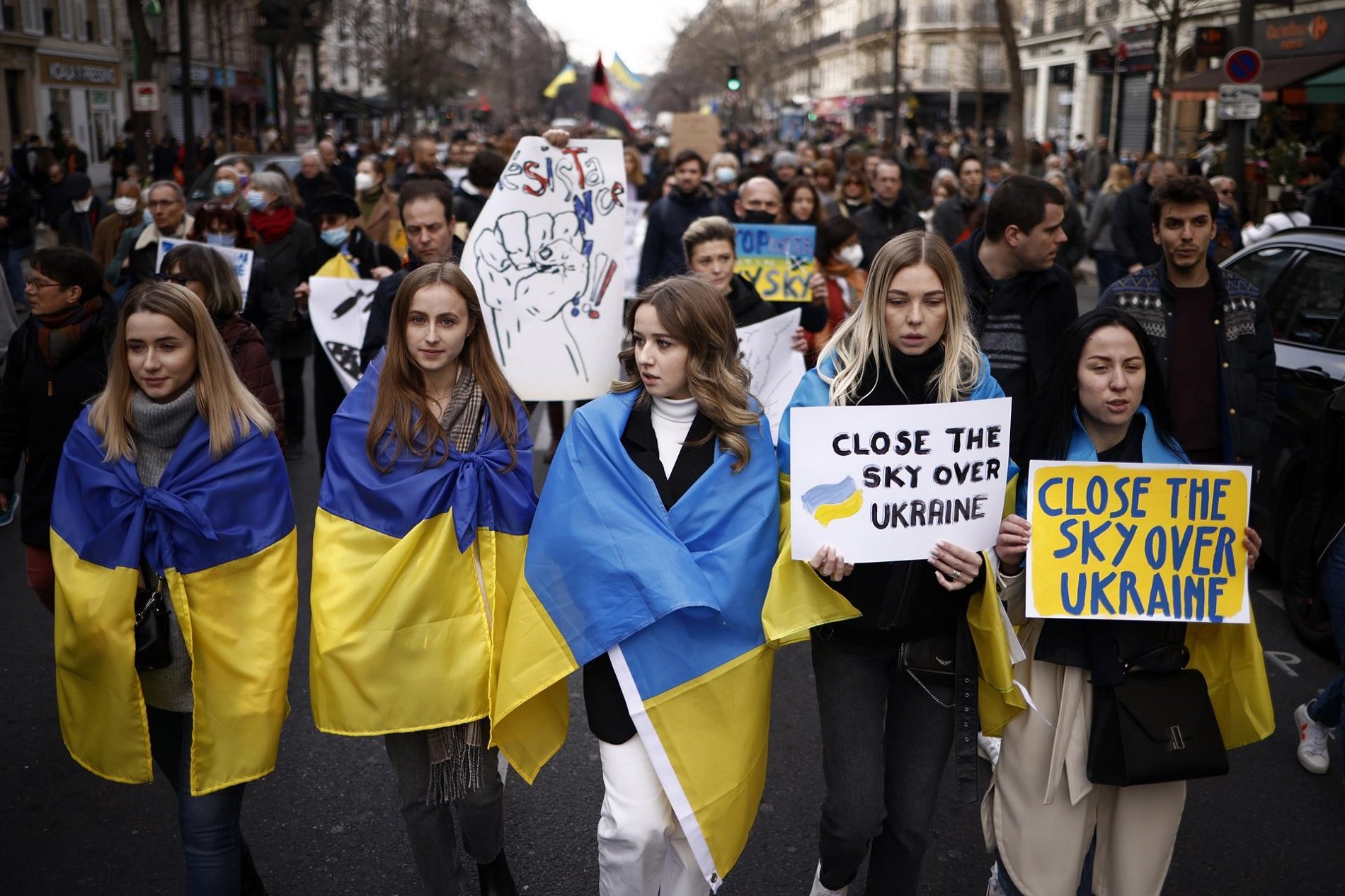 Massiva manifestació a París al crit de "Putin assassí"