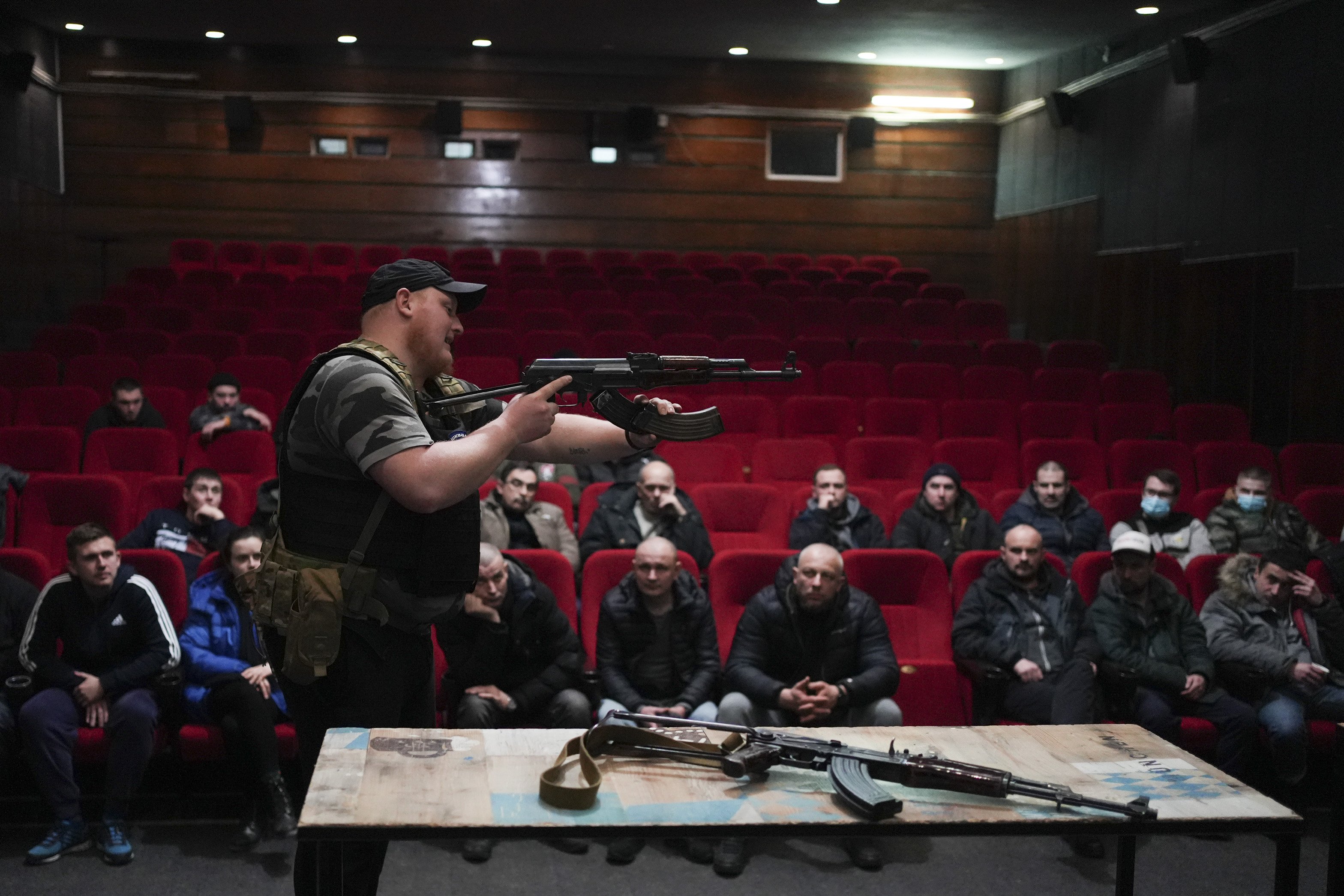 armas civiles ucrania ucranianos soldados guerra rusia efe