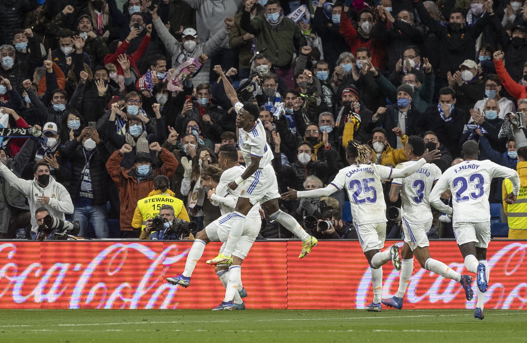 El Real Madrid remonta y golea contra una Real Sociedad que tuvo miedo a ganar (4-1)