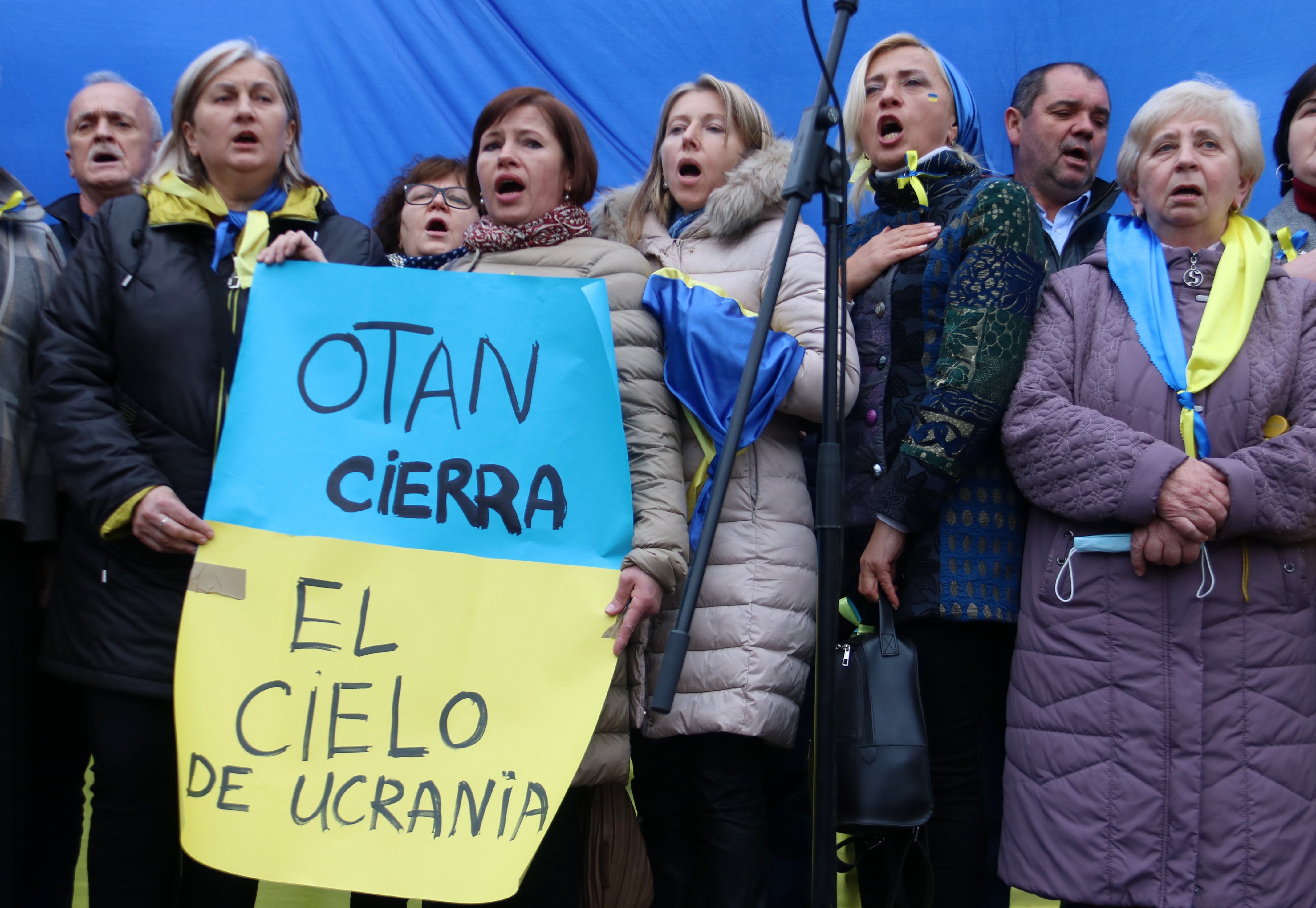 800 manifestants a Barcelona insten l'OTAN a moure fitxa a Ucraïna