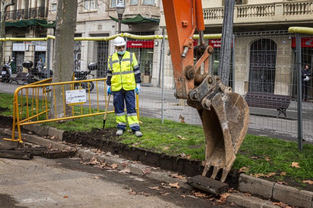 Inicio obras avinguda diagonal, escavadora, trabajador obrero tramvia - Montse Giralt