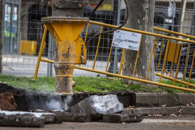 Inicio obras avenida diagonal, escavadora, trabajador obrero tranvía - Montse Giralt