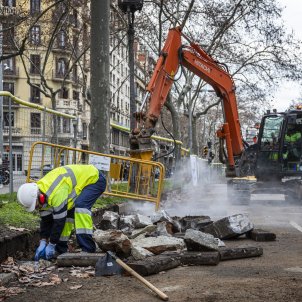 Inicio obras avinguda diagonal, escavadora, trabajador obrero tramvia - Montse Giralt