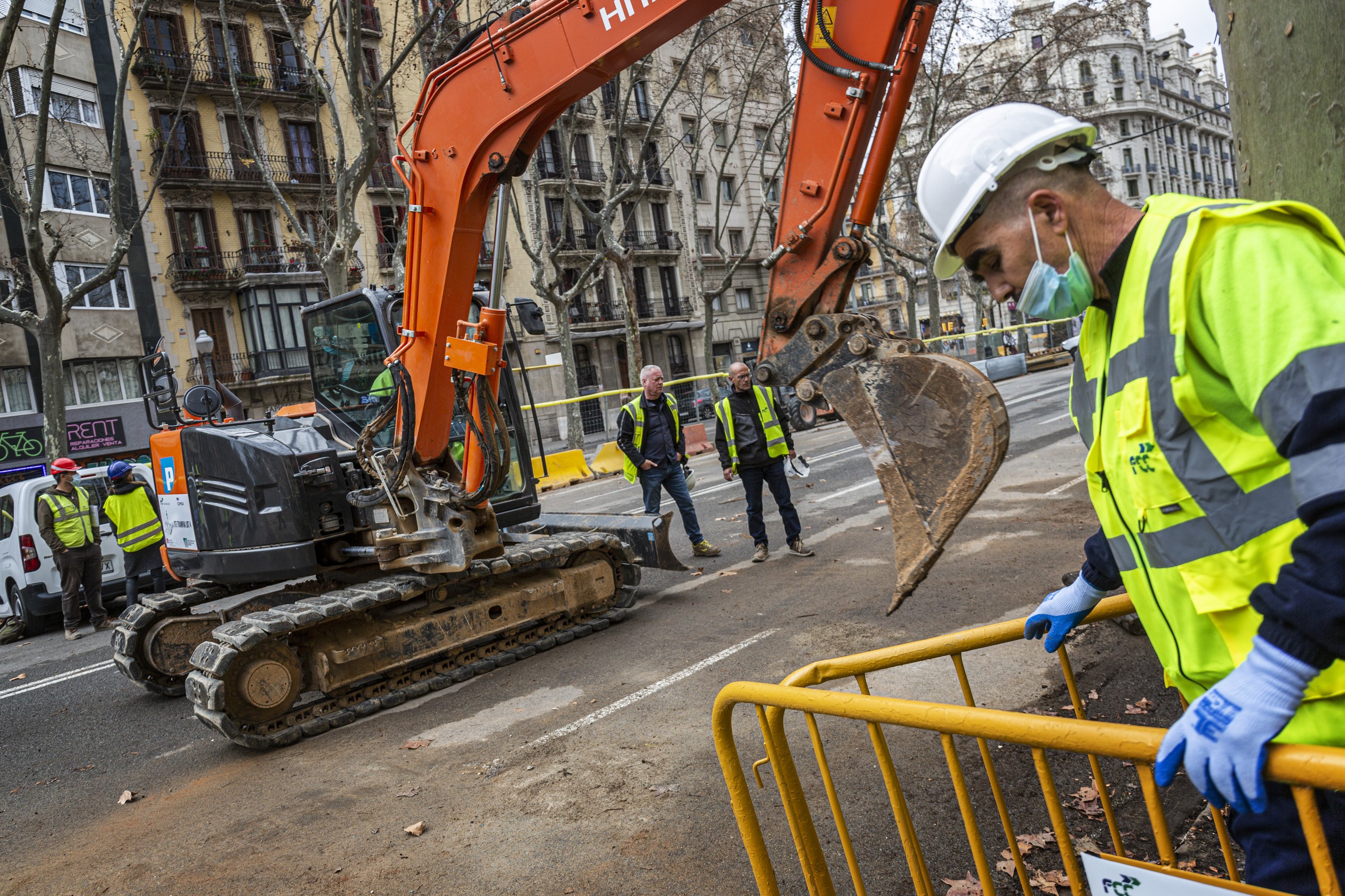 Las obras del tranvía por la Diagonal afectan a cuatro calles más del Eixample